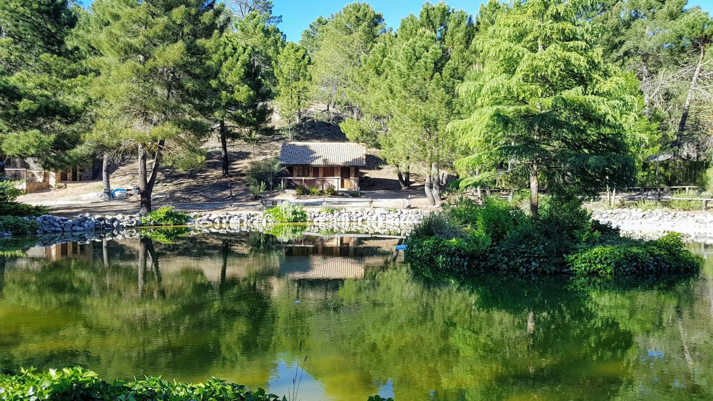 La cabaña del lago en ZAFIRO LAGUNAZO Parque Natural del Río Mundo