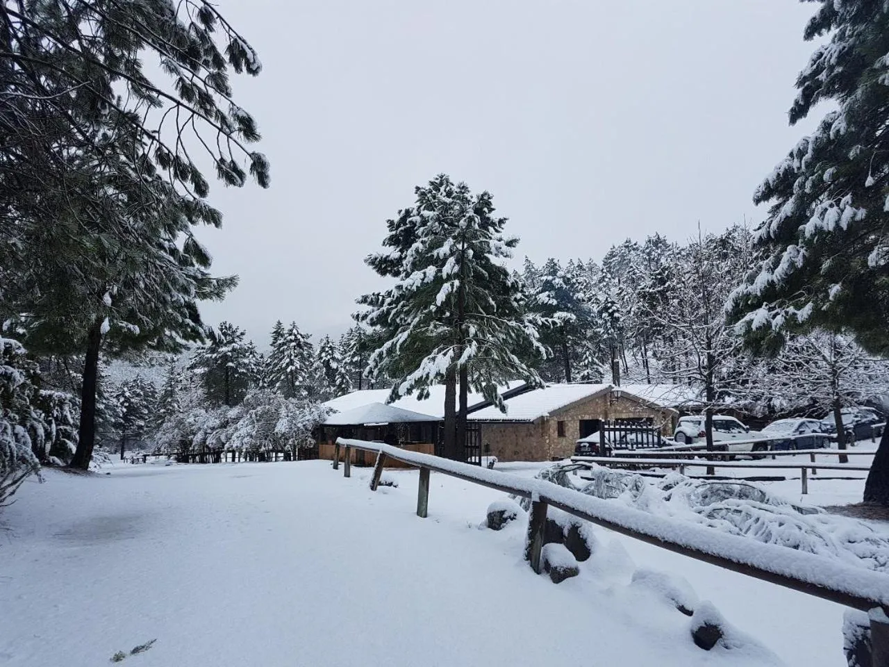 Winter in La cabaña del lago en ZAFIRO LAGUNAZO Parque Natural del Río Mundo