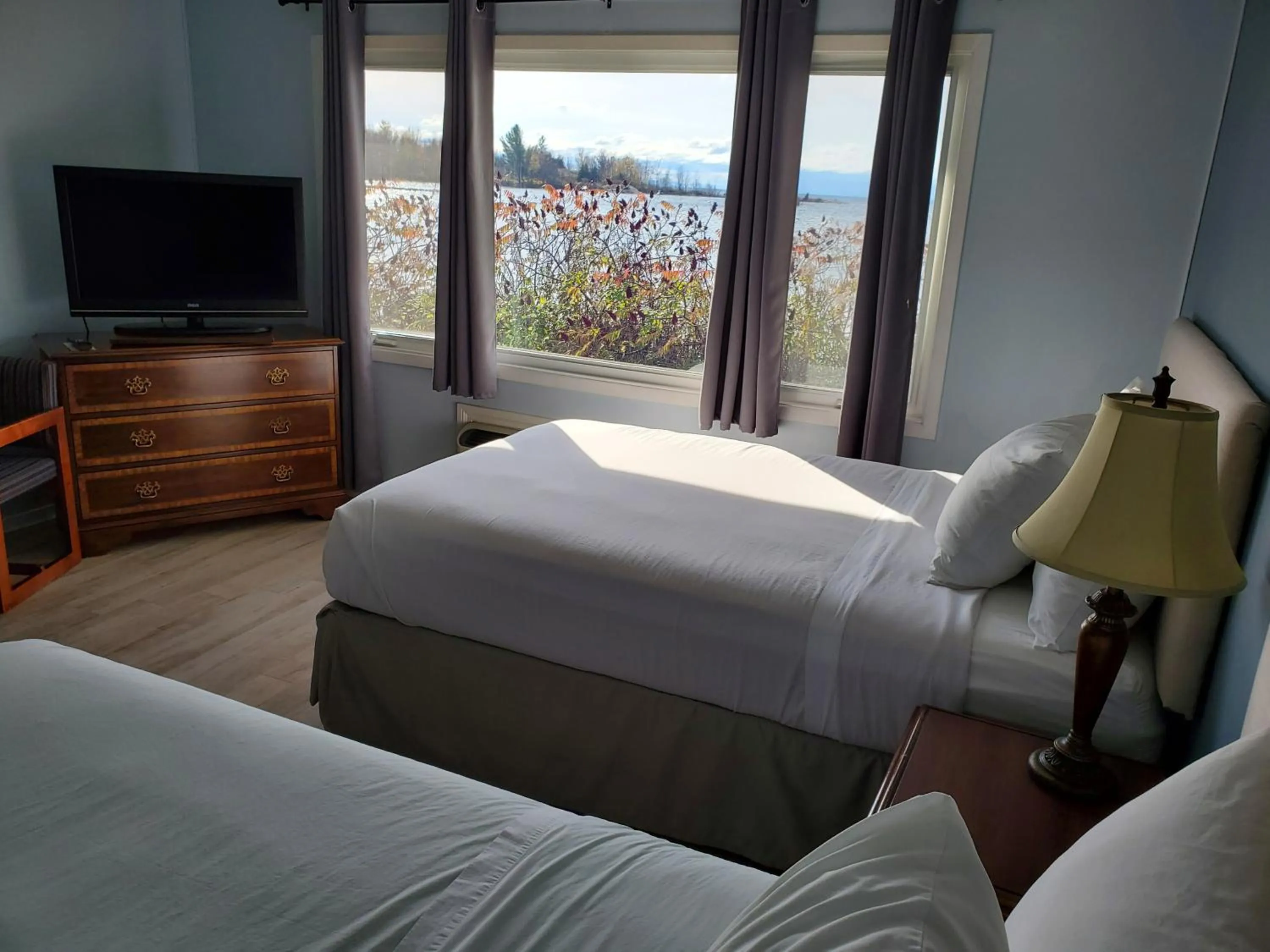 Bed in Carolyn Beach Inn