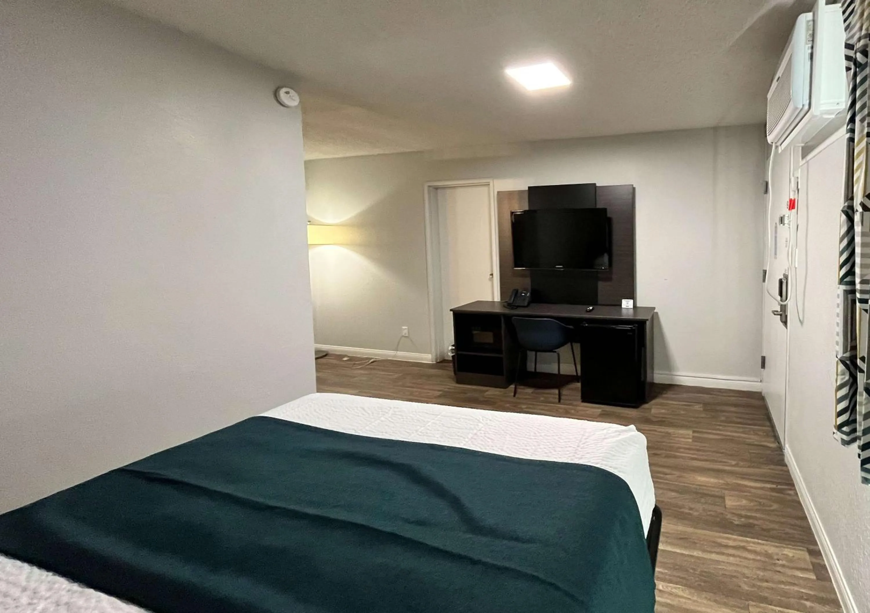 Bedroom, Bed in Motel 6 Las Vegas NV Downtown Fremont St