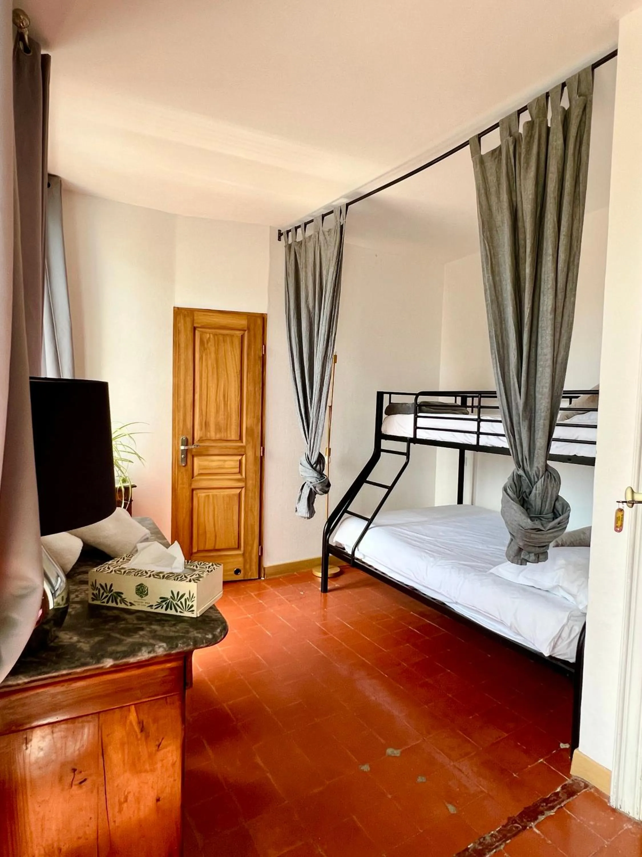 Bed in Entre Midi - Maison d'Hôtes - B&B