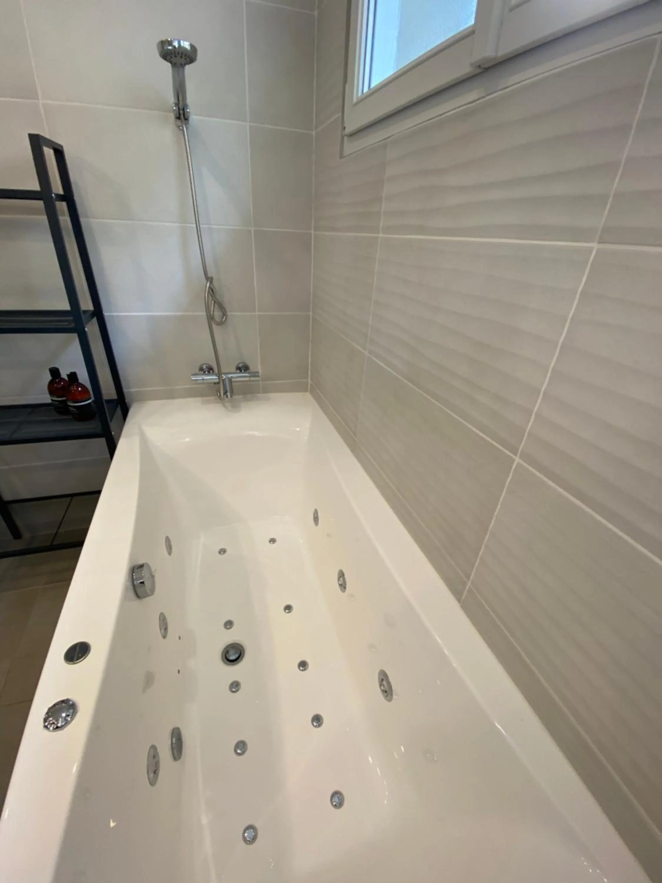 Hot Tub in Entre Midi - Maison d'Hôtes - B&B