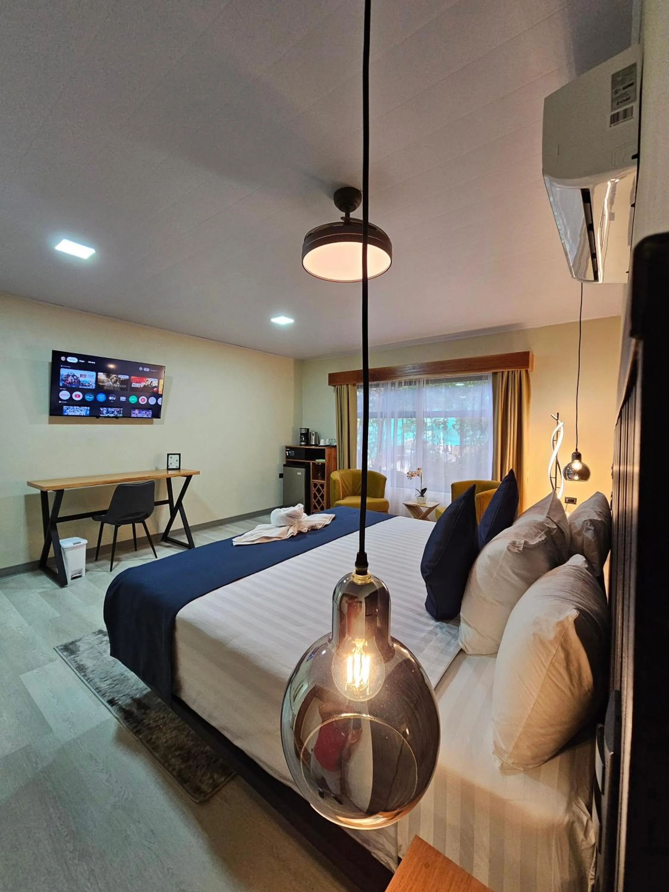 Photo of the whole room, Bed in Calathea Hotel Monteverde