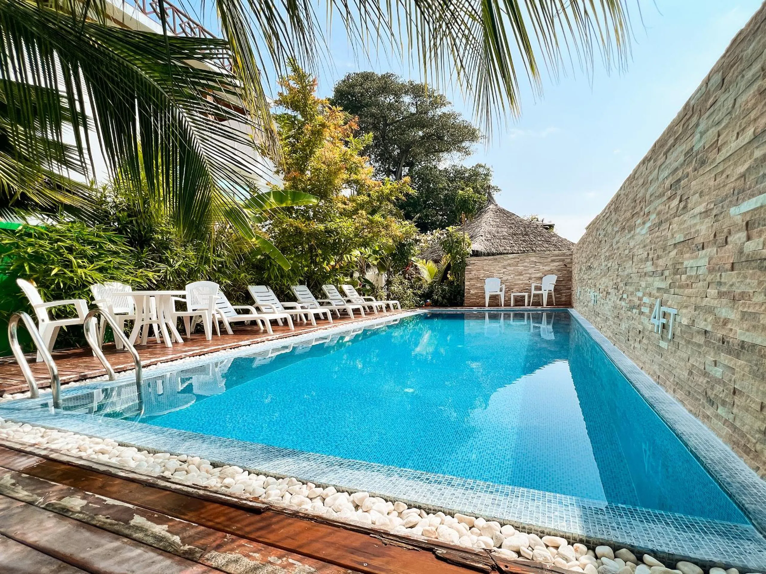 Swimming pool in PERLA Dhangethi