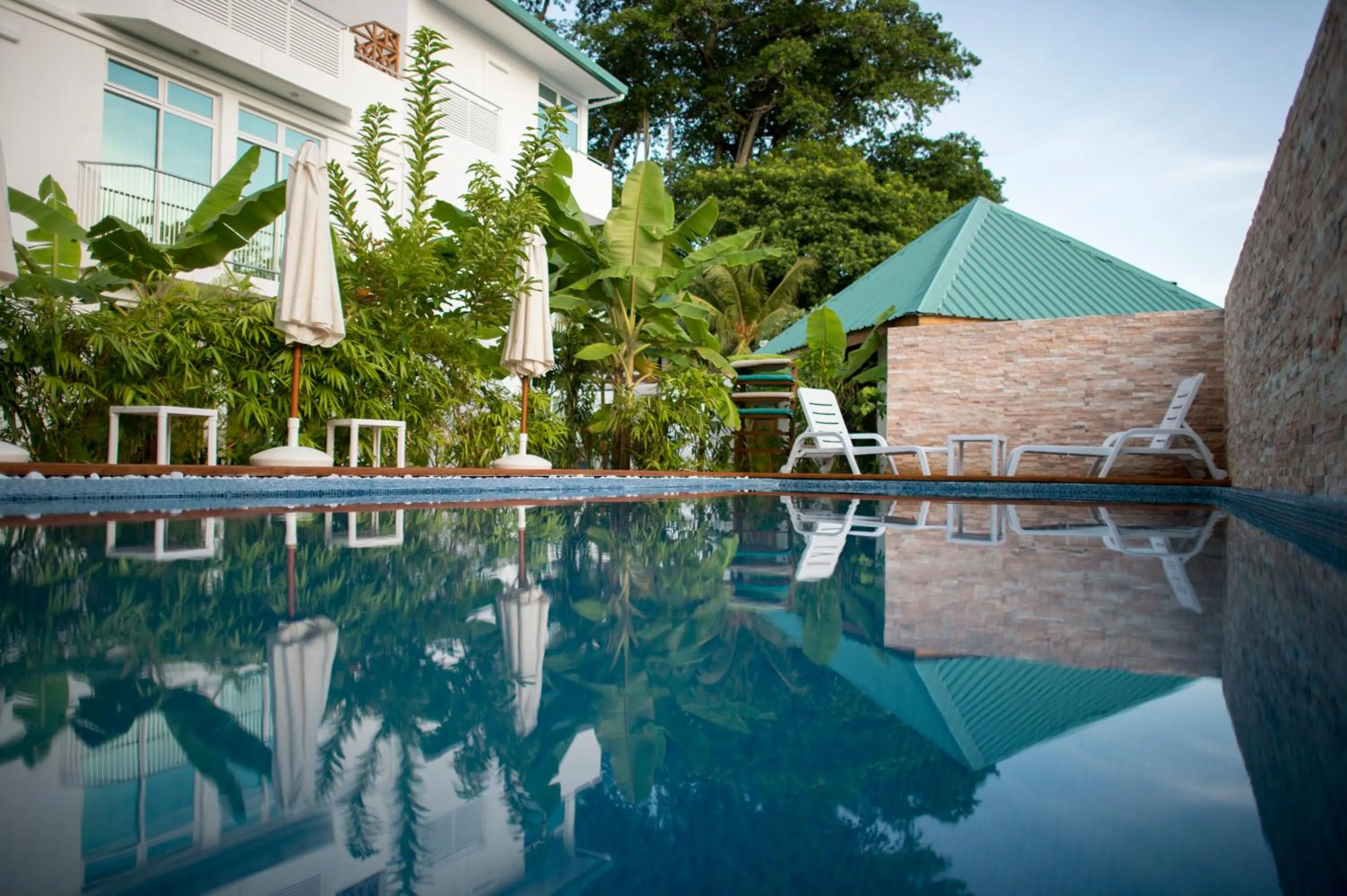 Swimming pool in PERLA Dhangethi