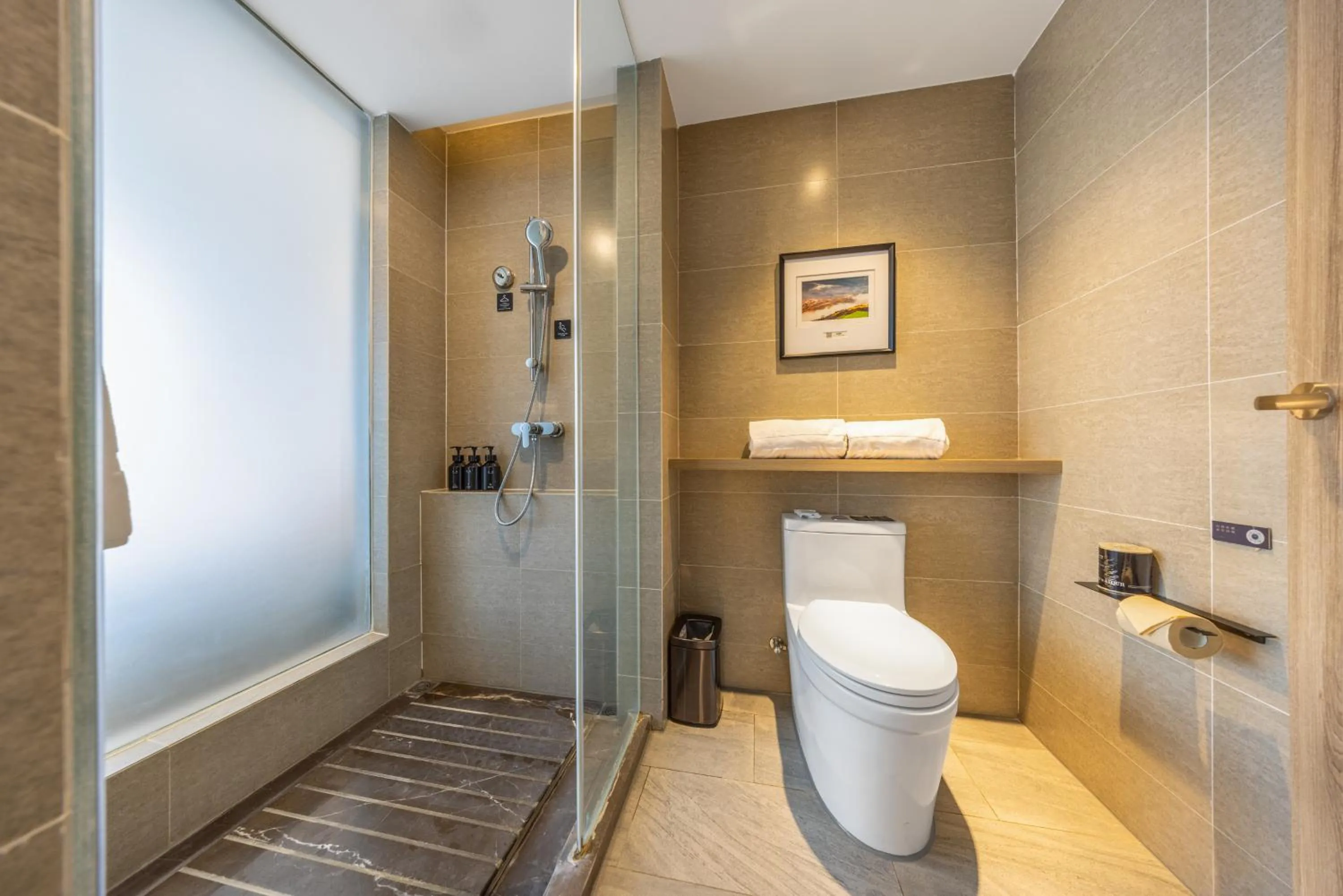 Toilet in Atour Hotel Kunming Dianchi Lake