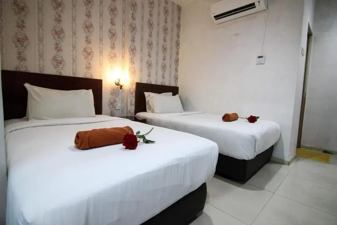 Twin Room in Rose Cottage Hotel Taman Perling Twin Room in Rose Cottage Hotel Taman Perling