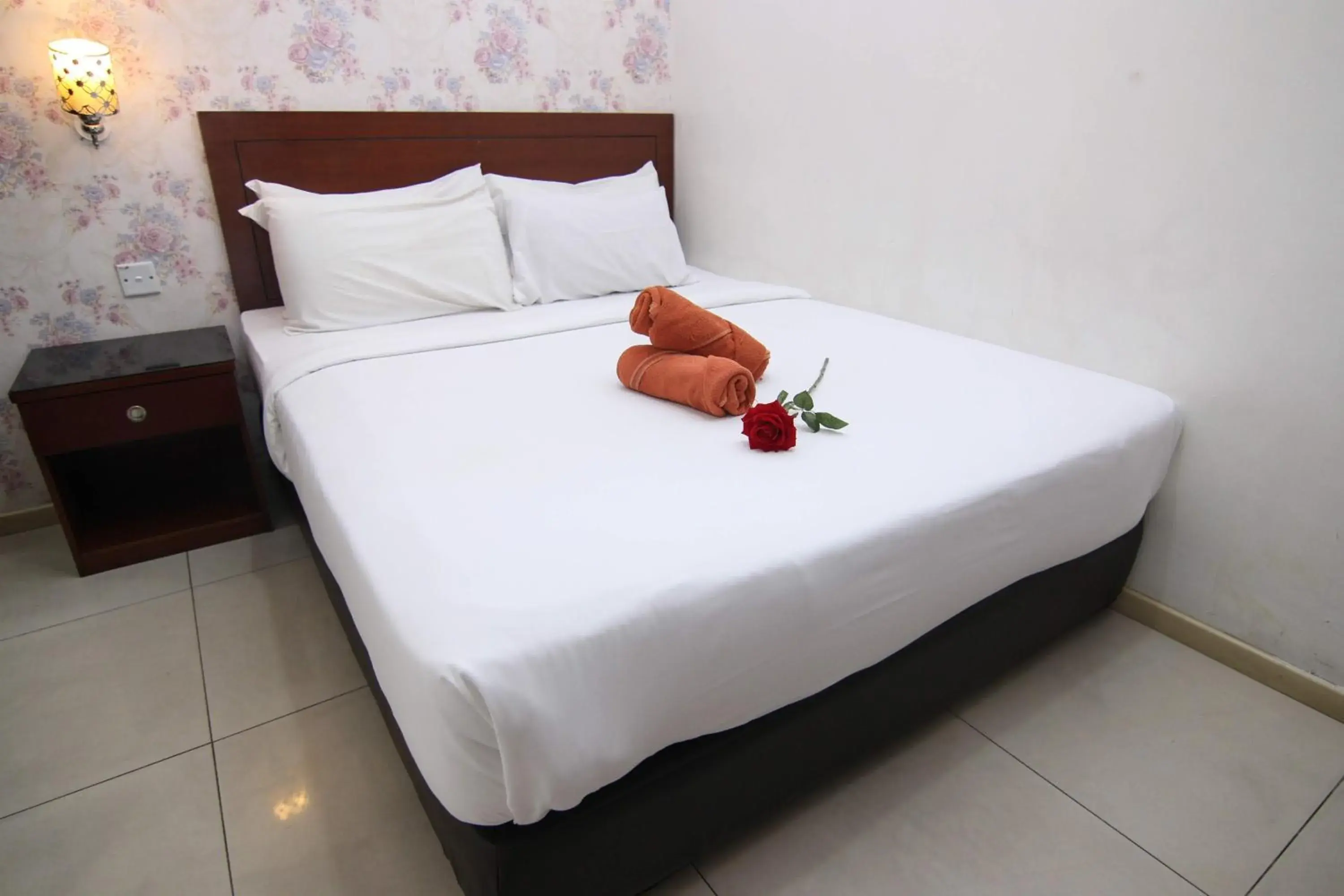 Deluxe Double Room in Rose Cottage Hotel Taman Perling Deluxe Double Room in Rose Cottage Hotel Taman Perling