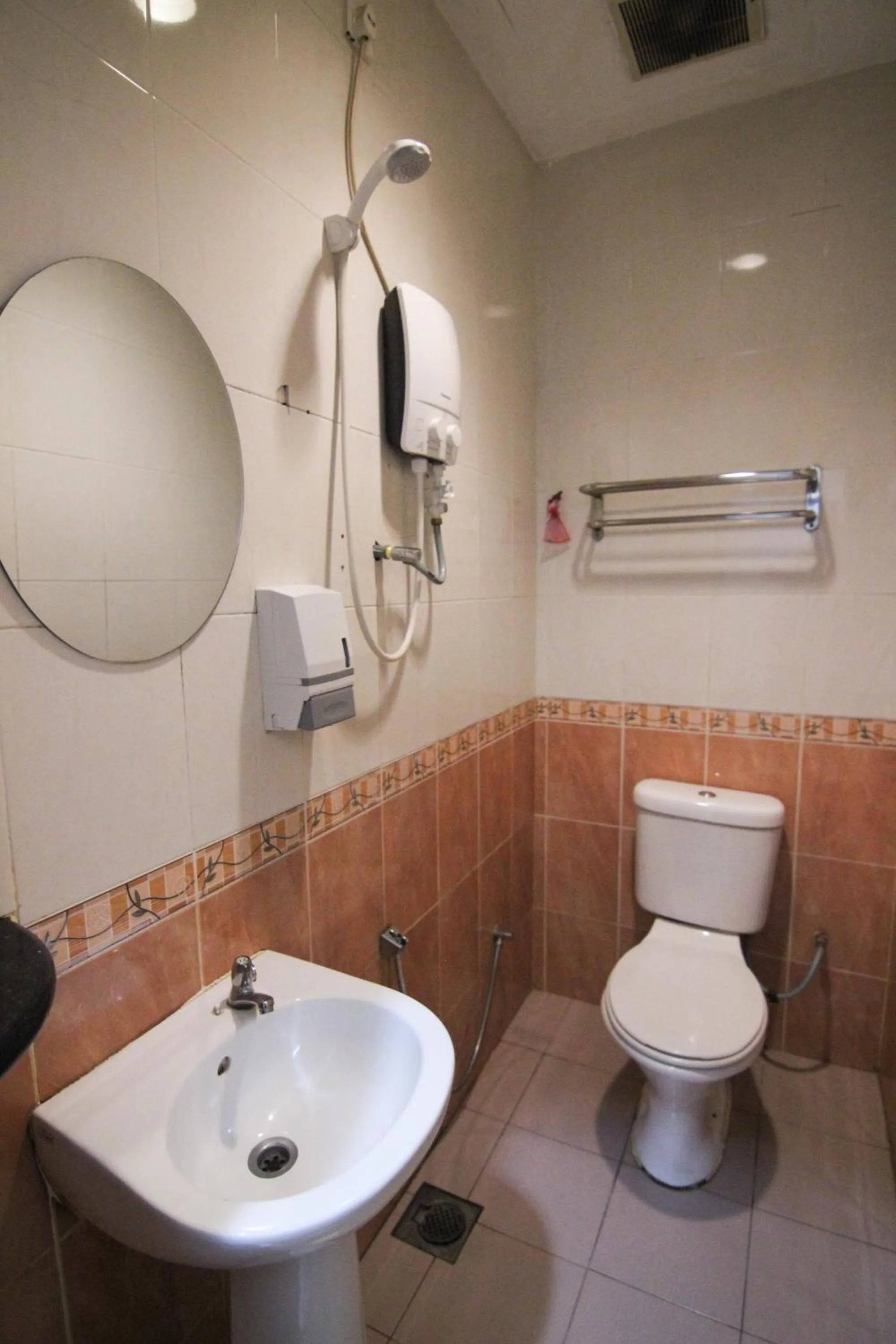 Bathroom in Rose Cottage Hotel Taman Perling