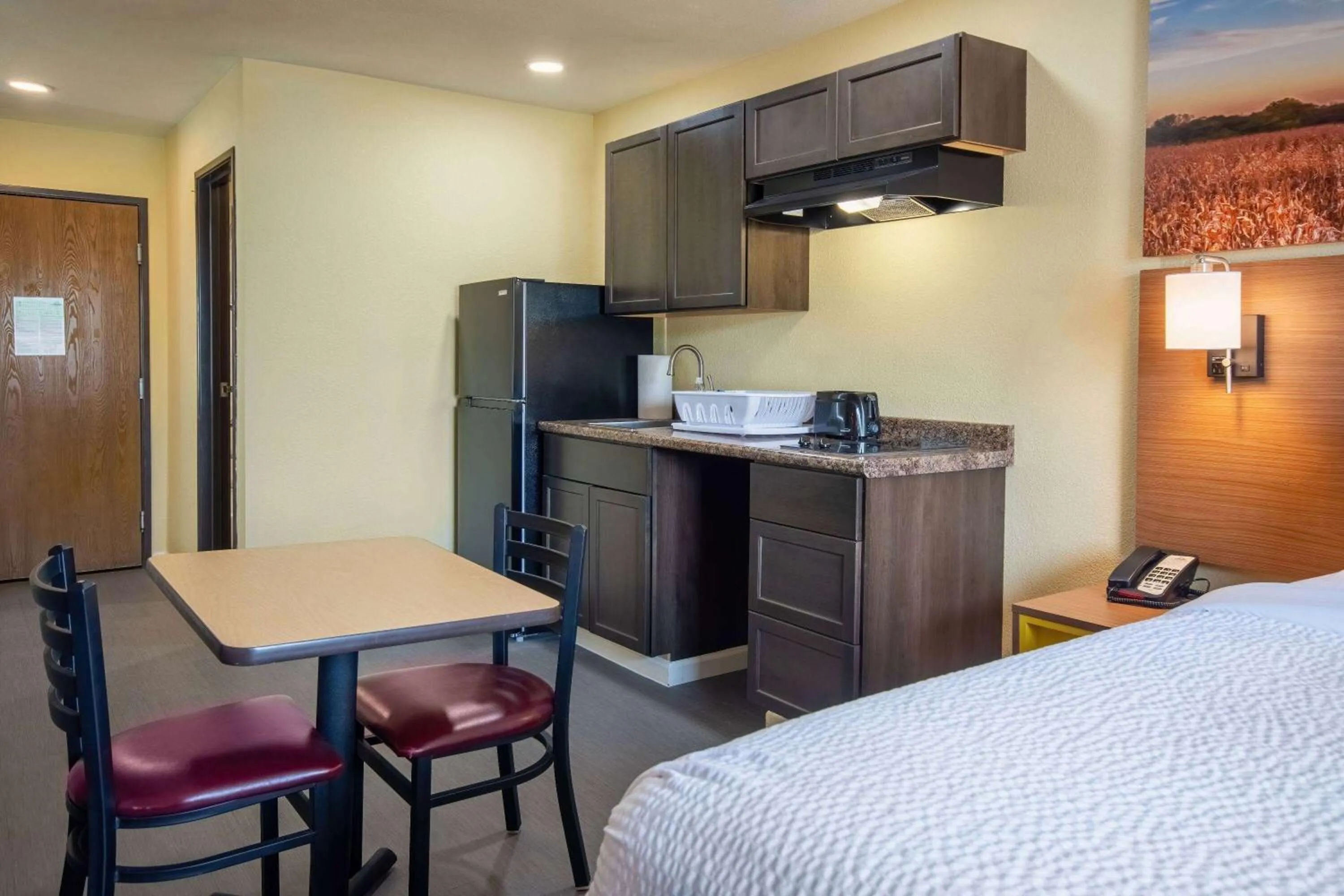 Kitchen or kitchenette, Bed in Days Inn by Wyndham Evansdale Waterloo