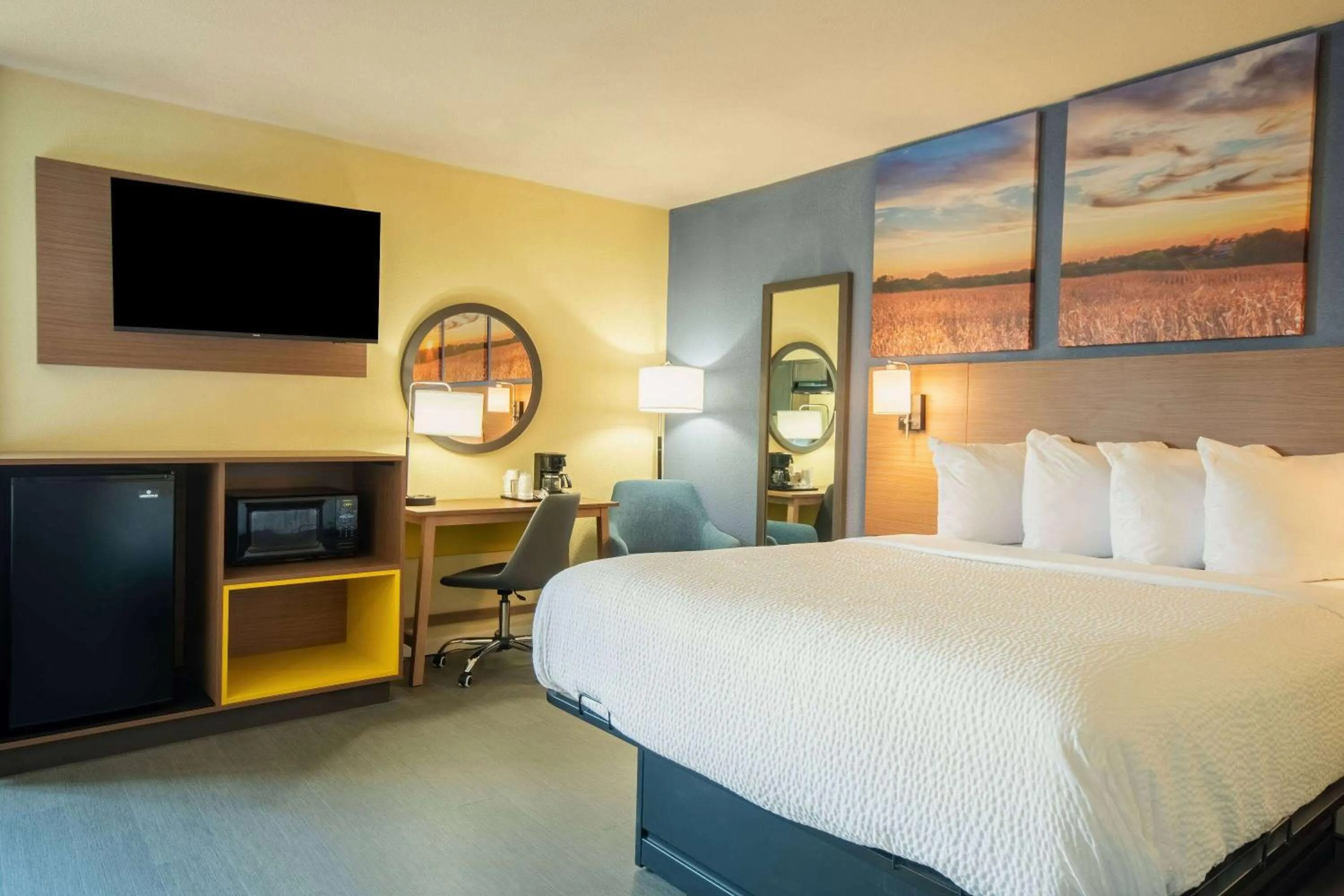 Kitchen or kitchenette, Bed in Days Inn by Wyndham Evansdale Waterloo