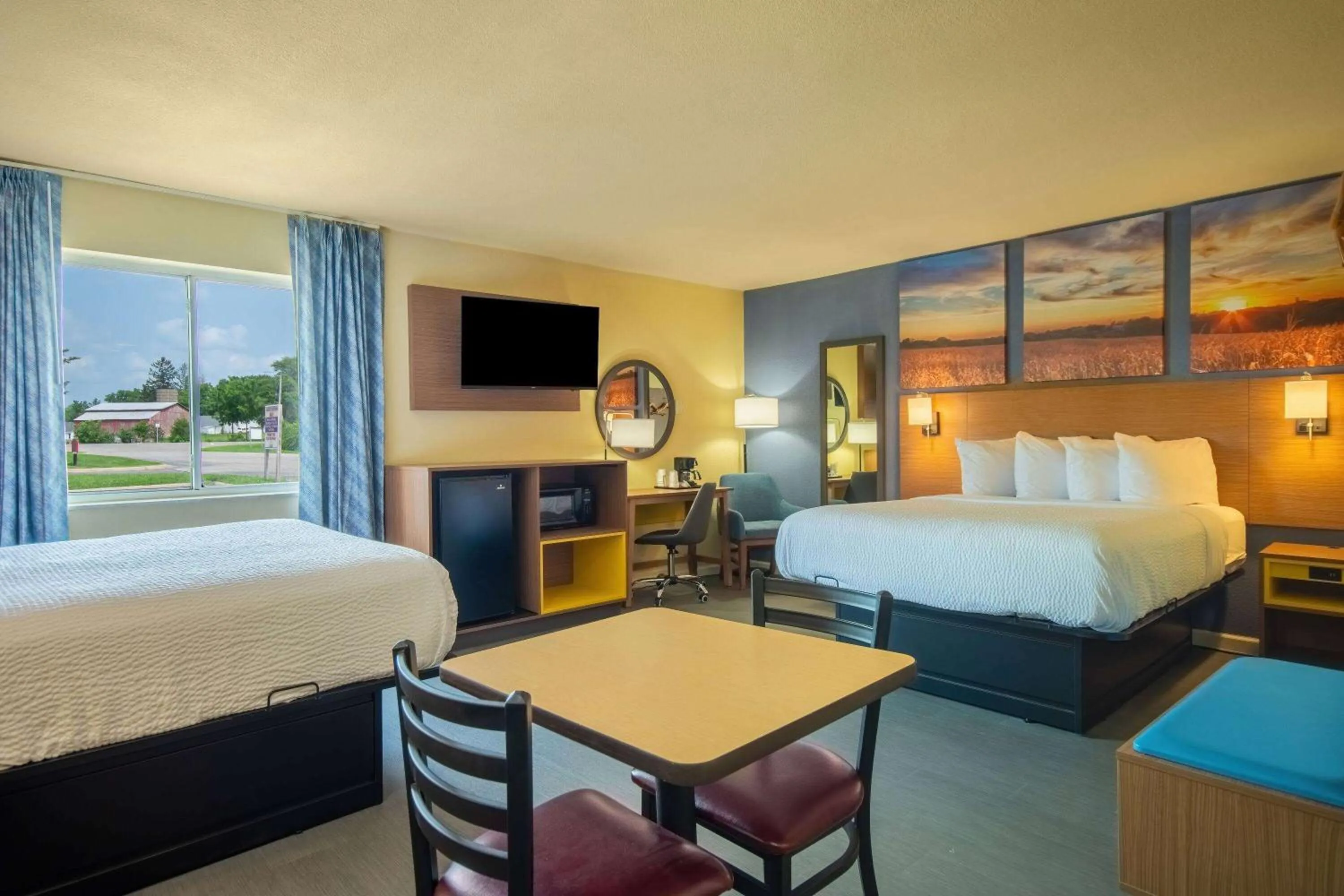 Kitchen or kitchenette, Bed in Days Inn by Wyndham Evansdale Waterloo