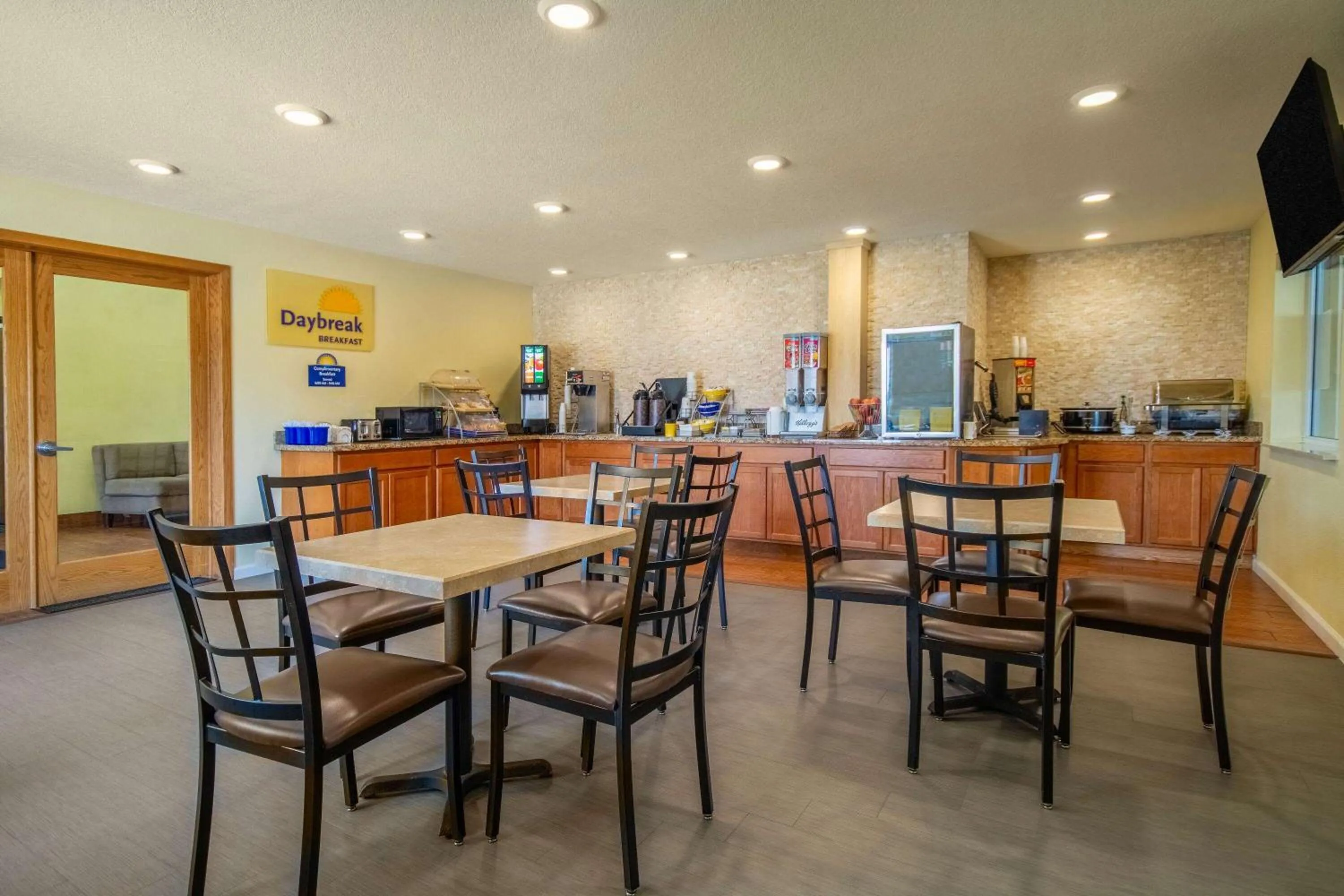 Restaurant/places to eat in Days Inn by Wyndham Evansdale Waterloo