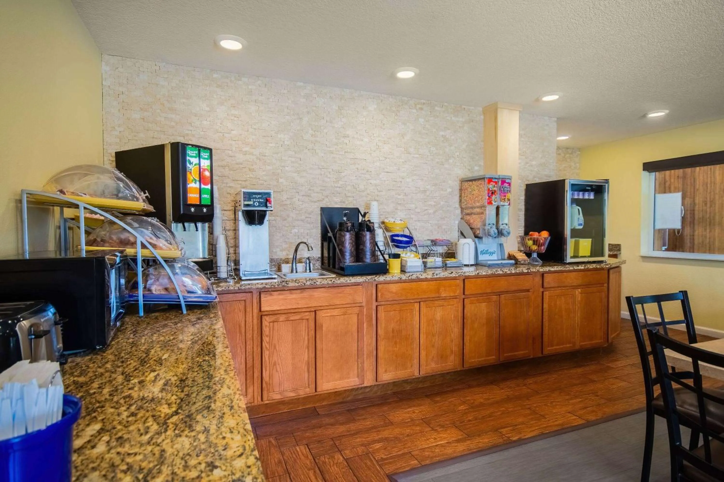 Restaurant/places to eat in Days Inn by Wyndham Evansdale Waterloo