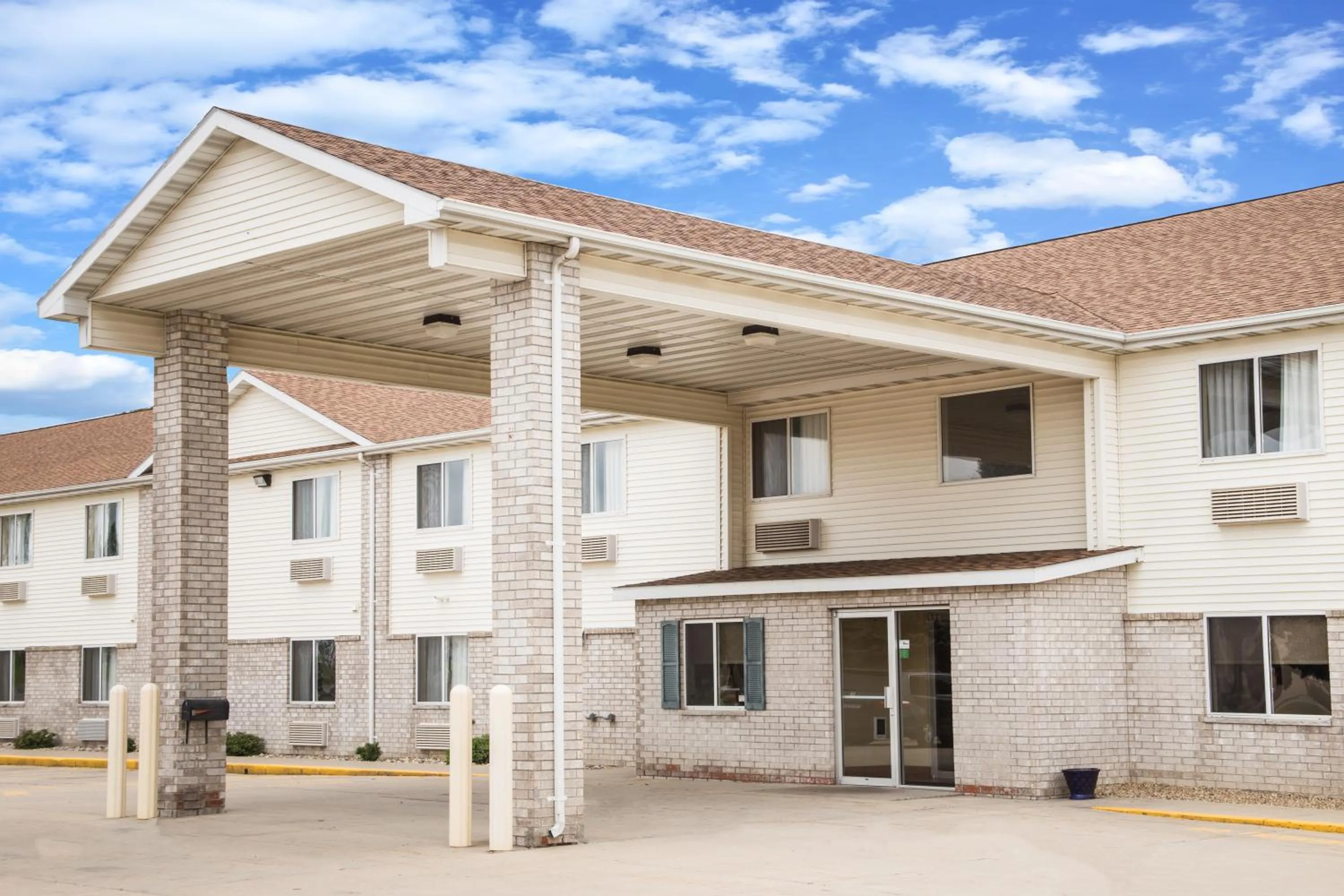 Facade/entrance in Days Inn by Wyndham Evansdale Waterloo