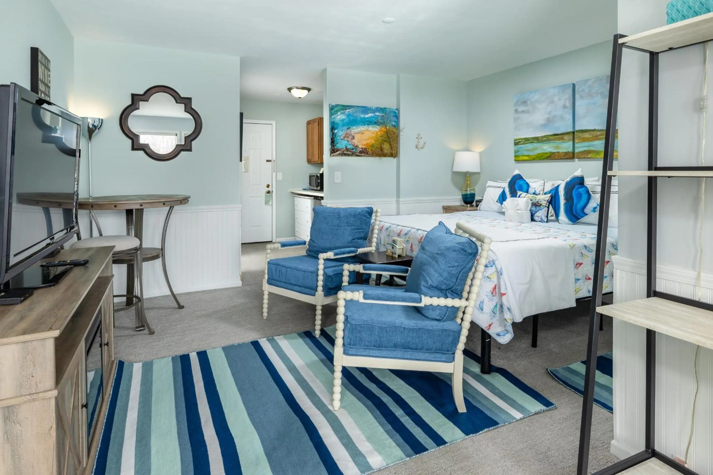 Bed in Old Harbor Inn