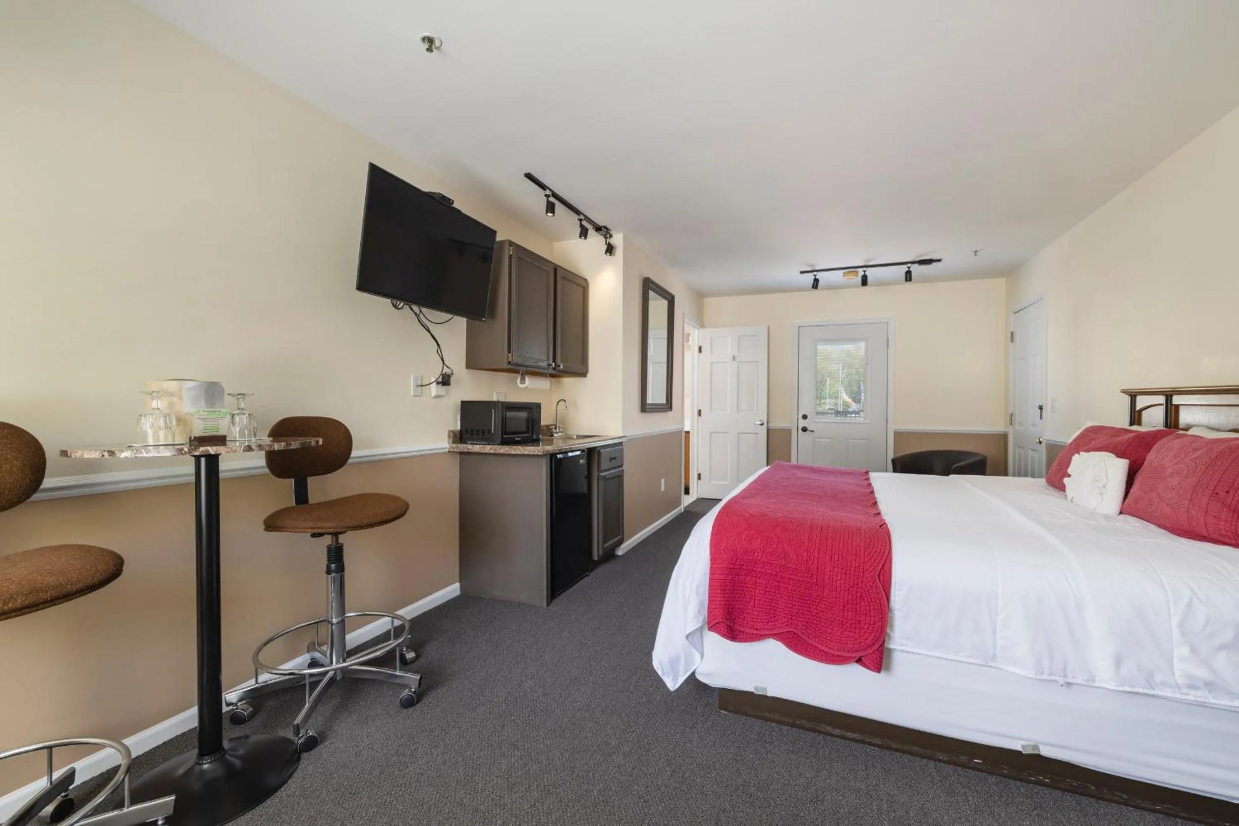 Bed in Old Harbor Inn