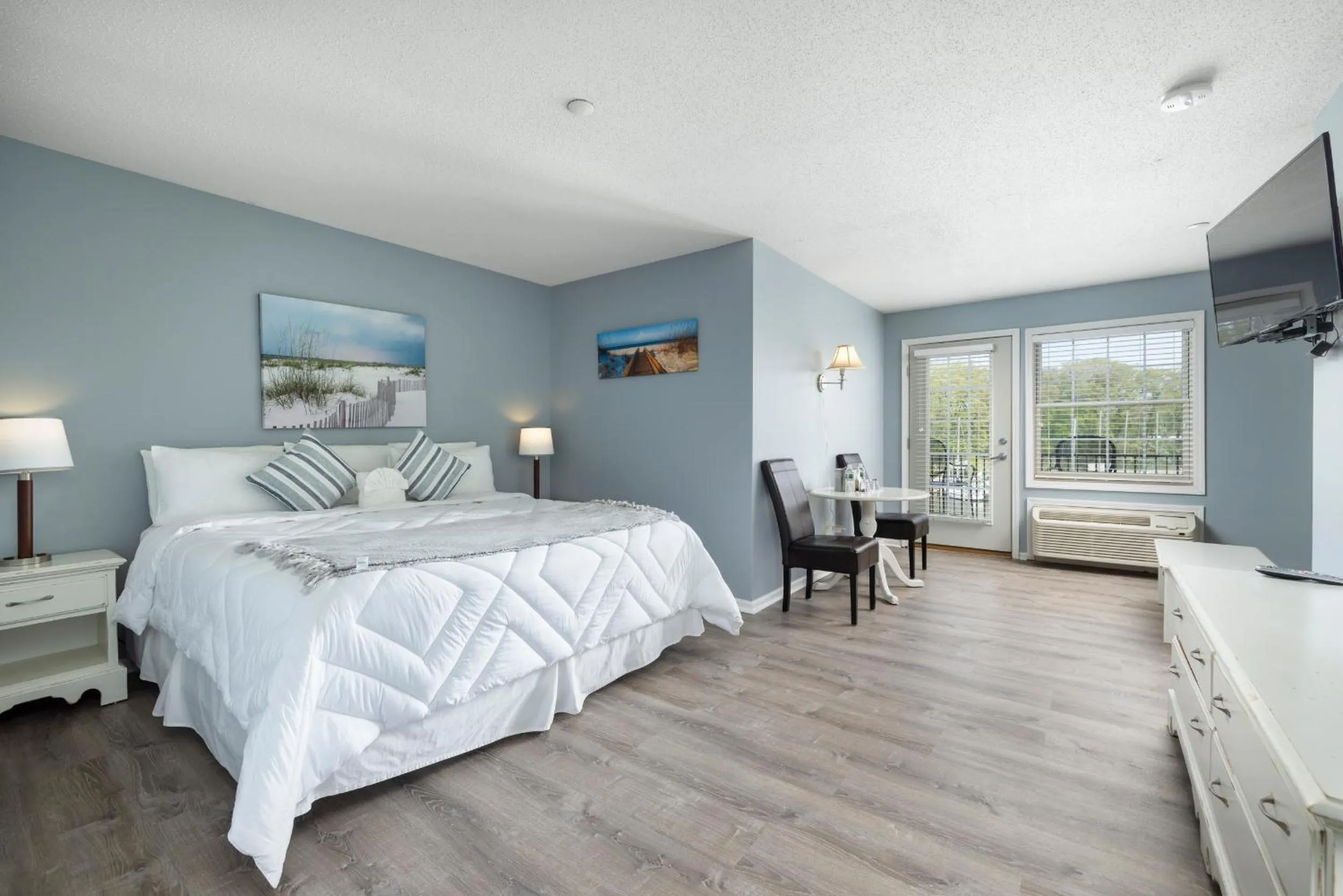 Bed in Old Harbor Inn