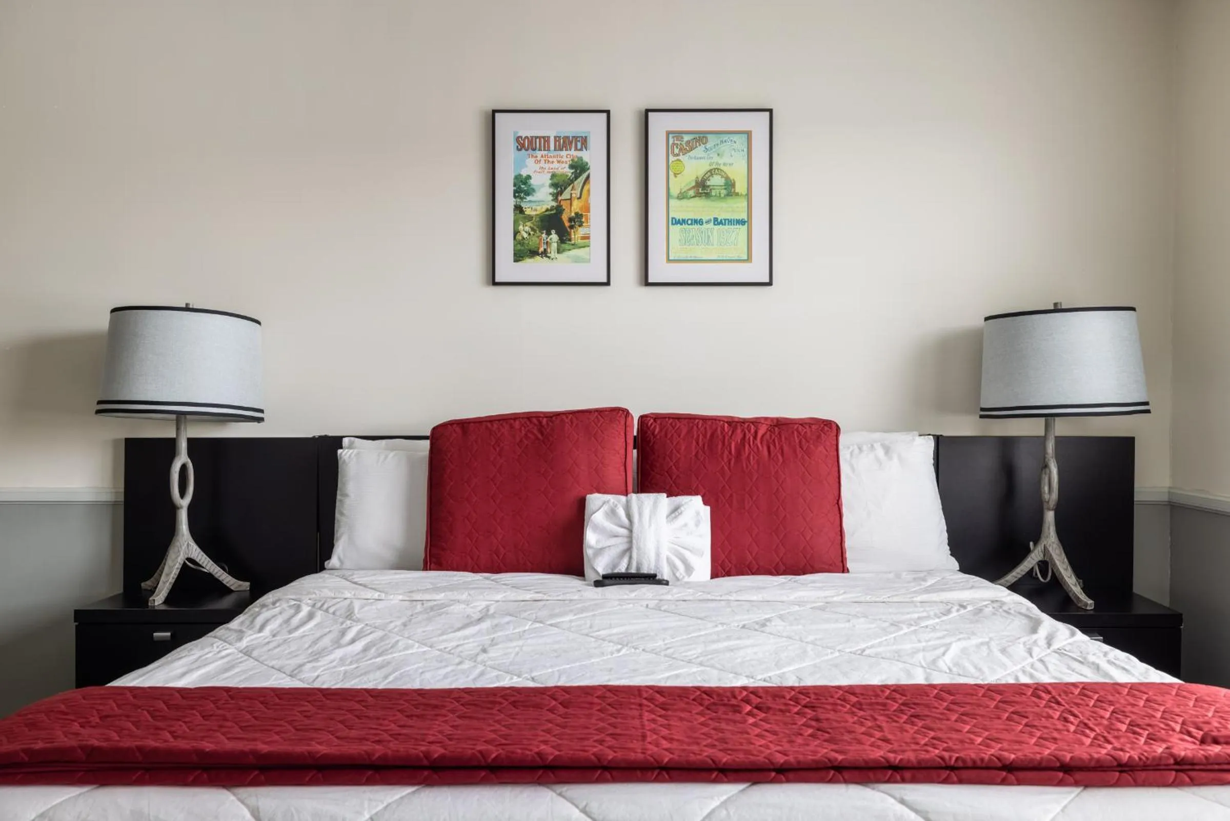 Bed in Old Harbor Inn