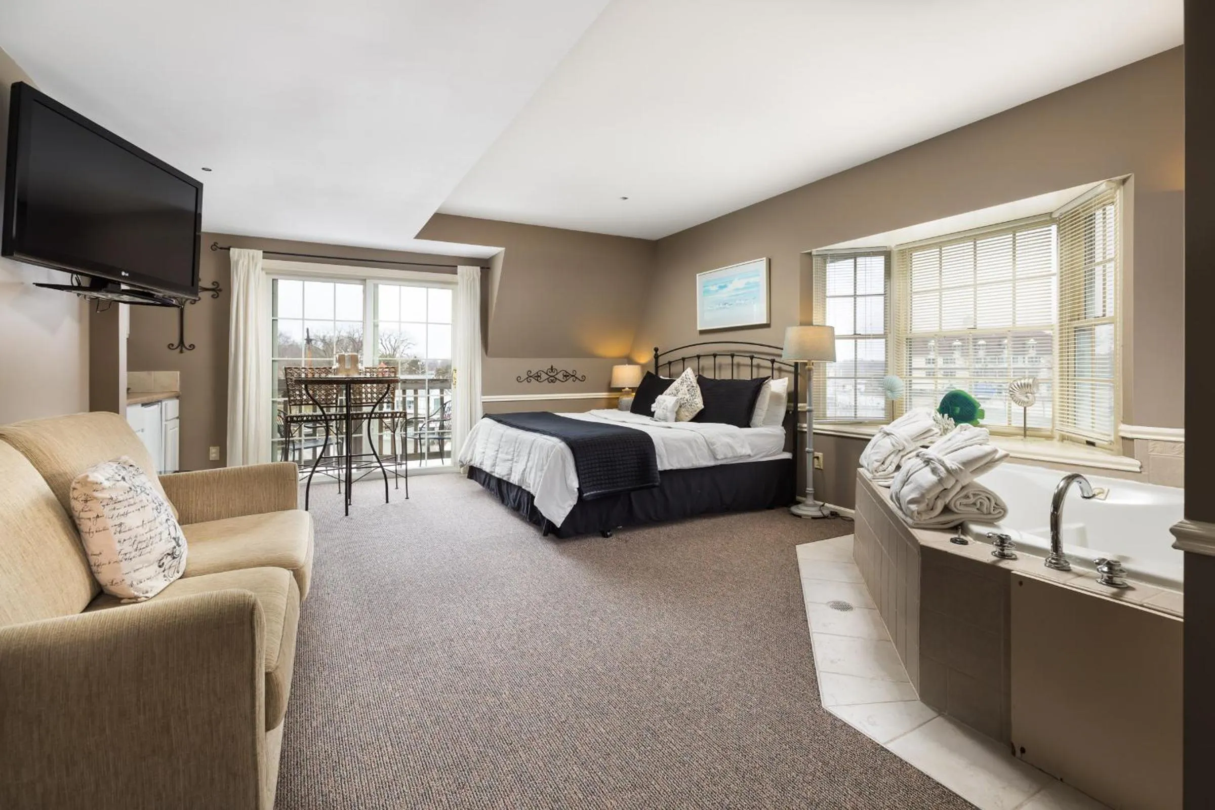 Photo of the whole room, Bed in Old Harbor Inn