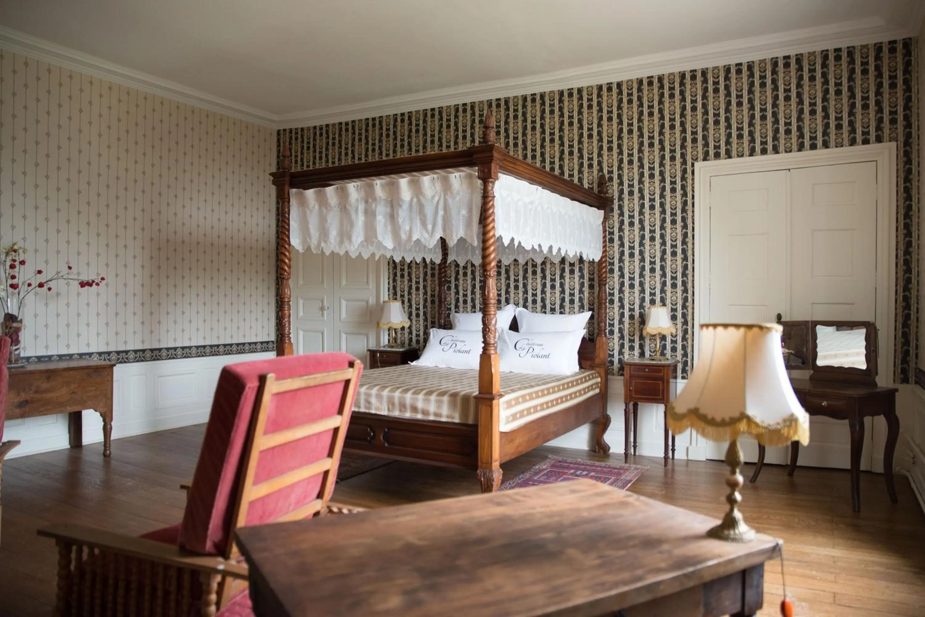 Bedroom, Bed in Château de Piolant