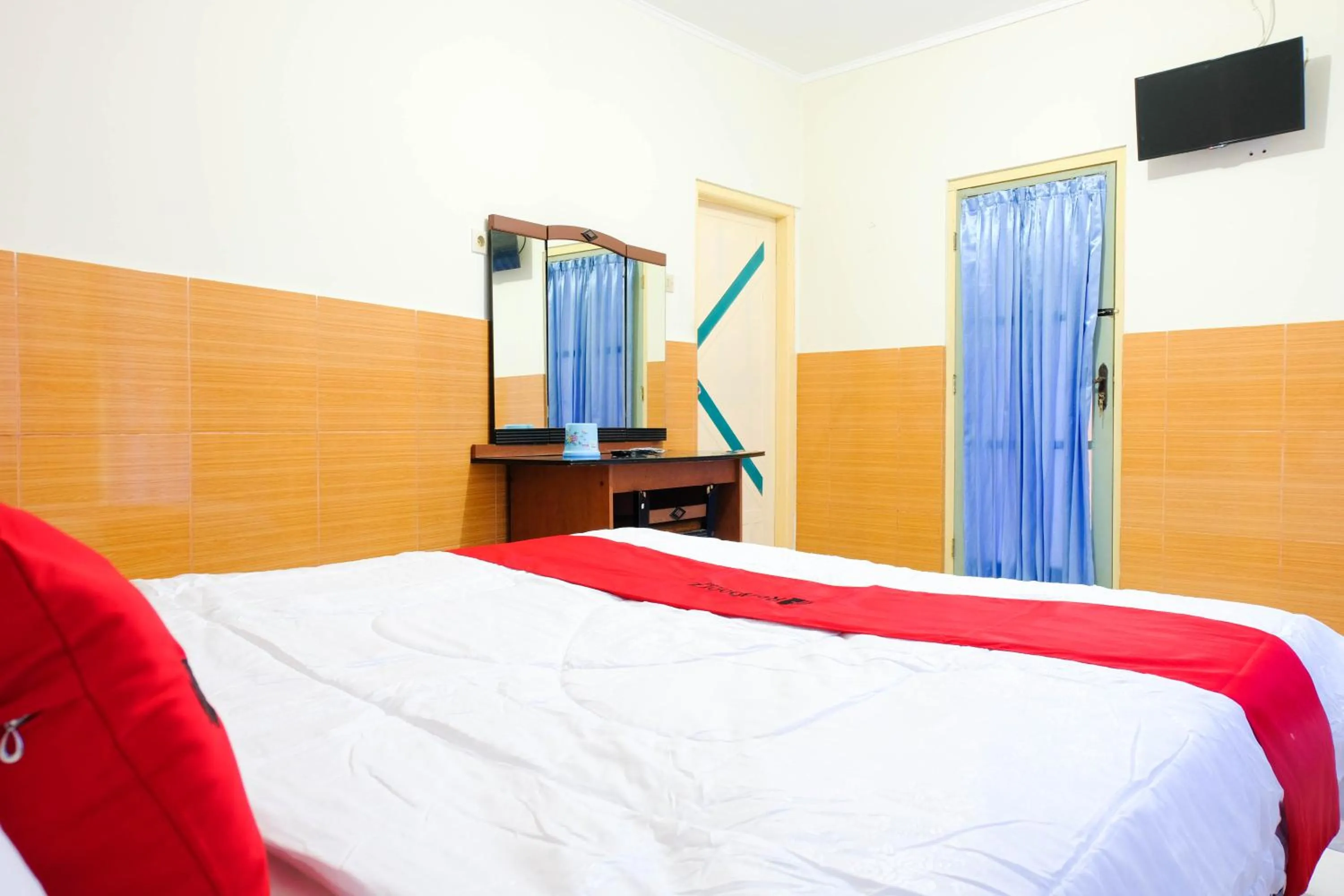 Bedroom, Bed in RedDoorz near STAB Syailendra Kopeng