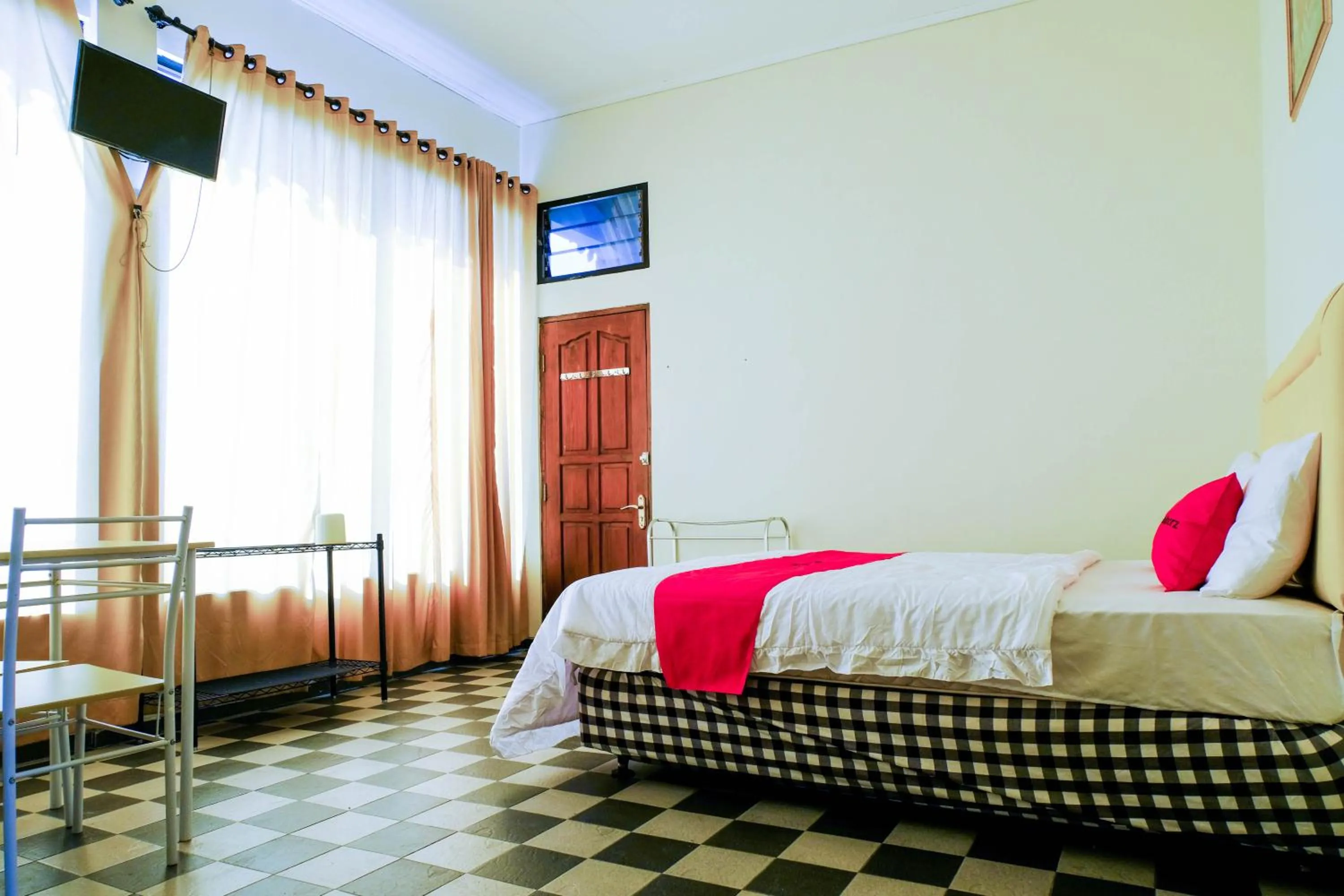 Bed in RedDoorz near STAB Syailendra Kopeng