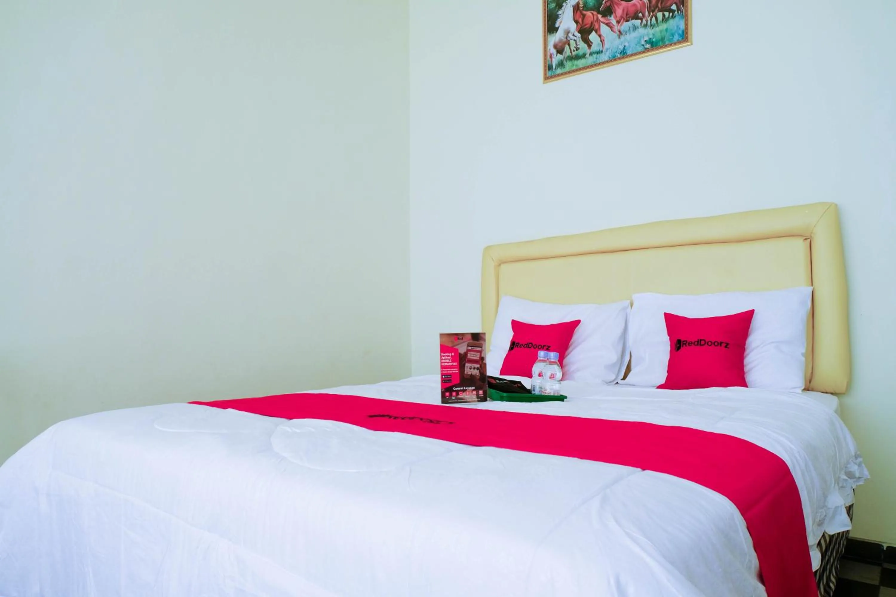 Bedroom, Bed in RedDoorz near STAB Syailendra Kopeng