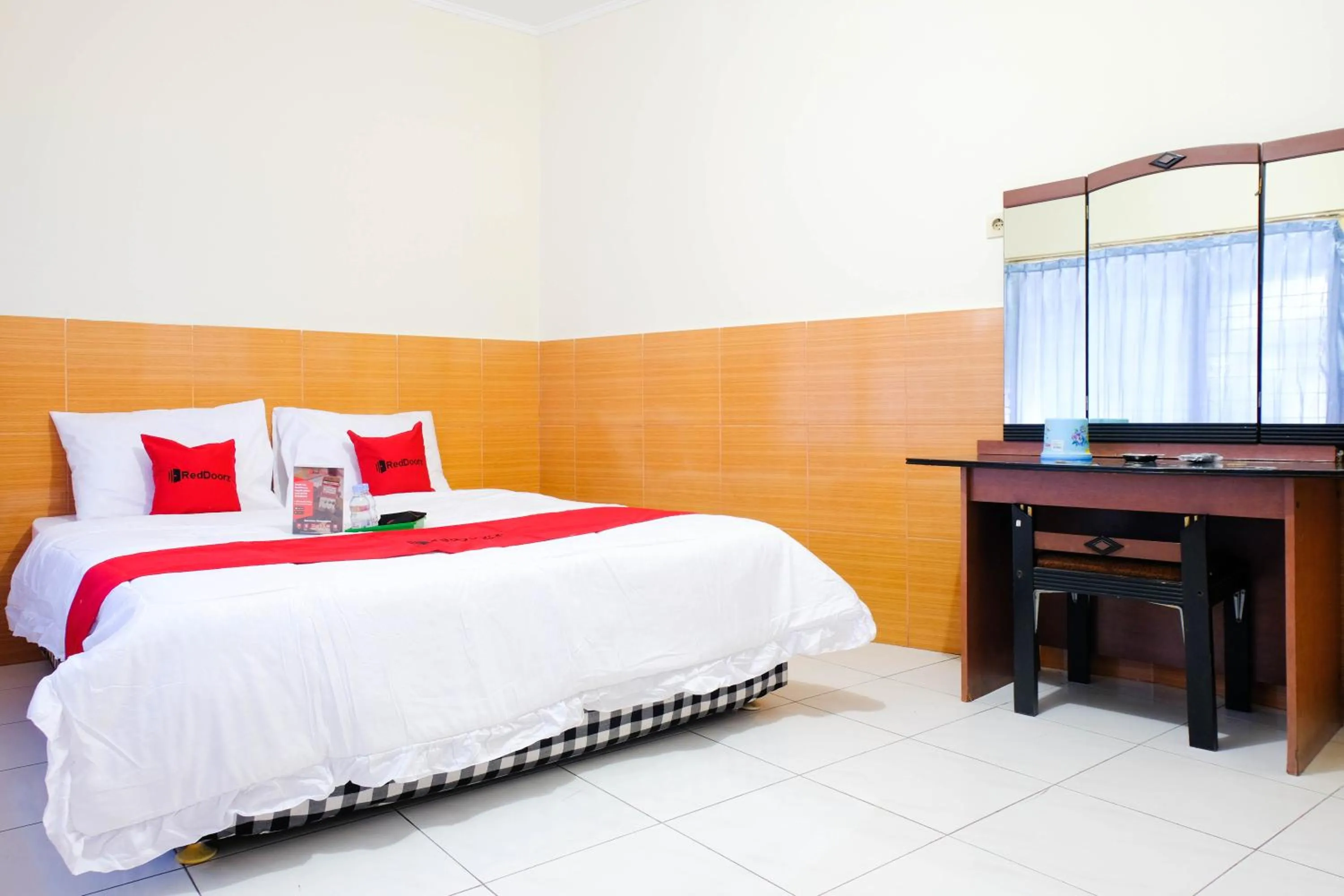 Bedroom, Bed in RedDoorz near STAB Syailendra Kopeng