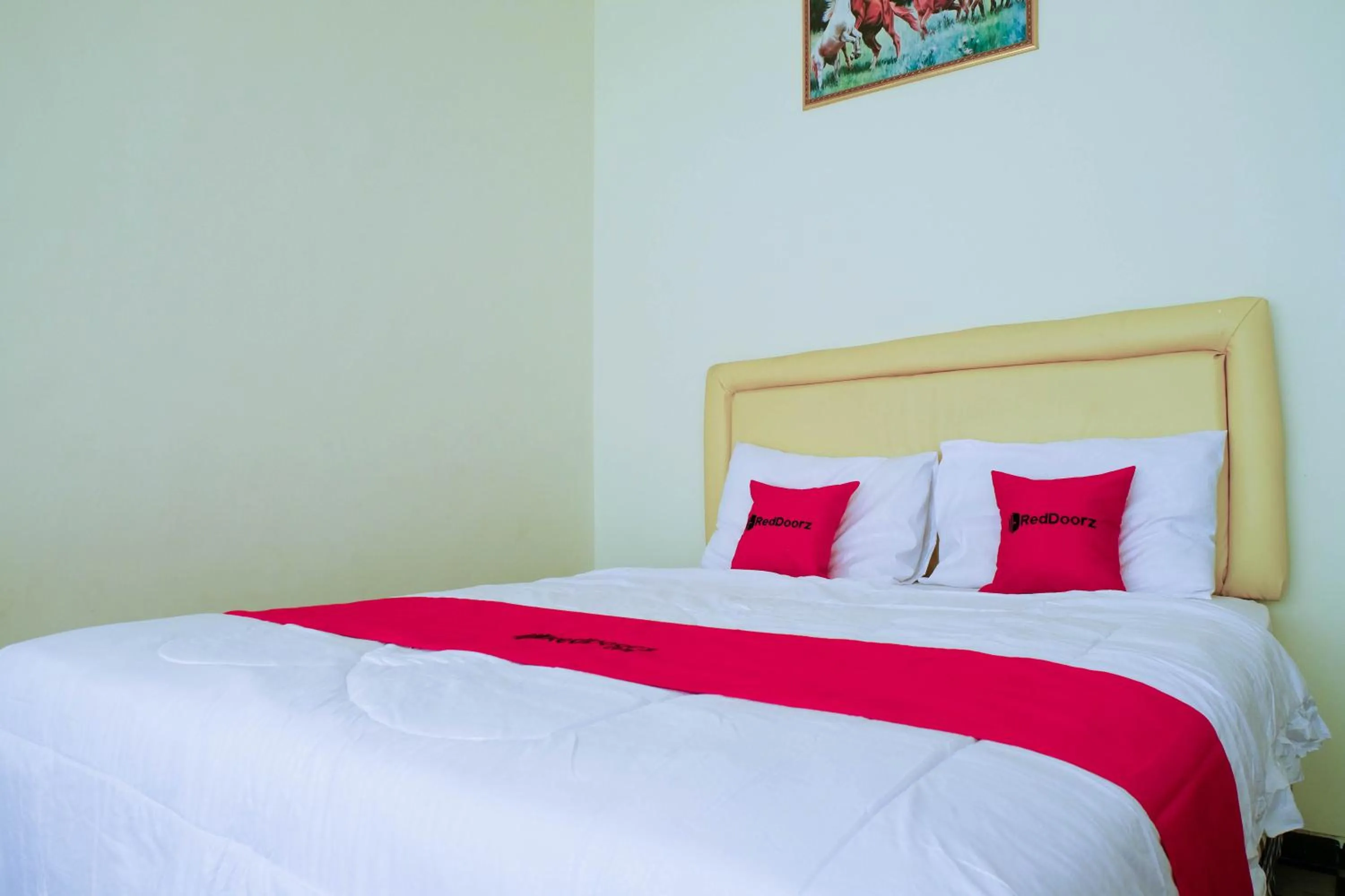 Bedroom, Bed in RedDoorz near STAB Syailendra Kopeng