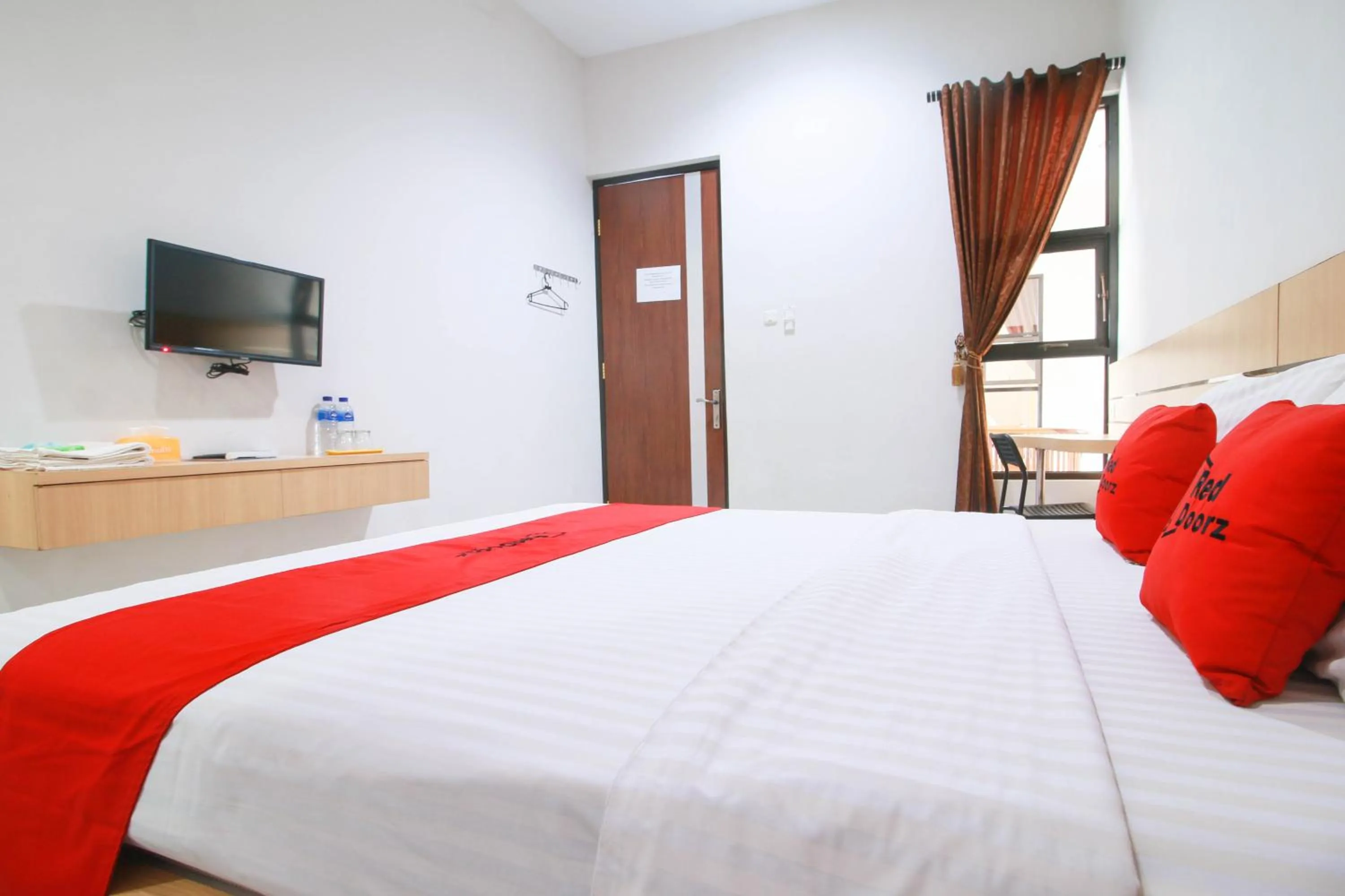Bedroom, Bed in RedDoorz Syariah near Universitas Jenderal Soedirman