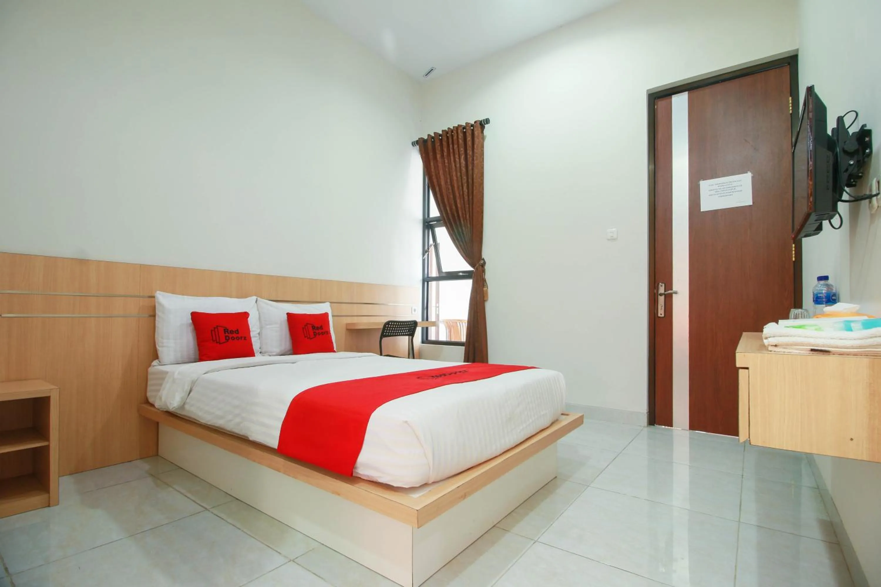 Bedroom, Bed in RedDoorz Syariah near Universitas Jenderal Soedirman
