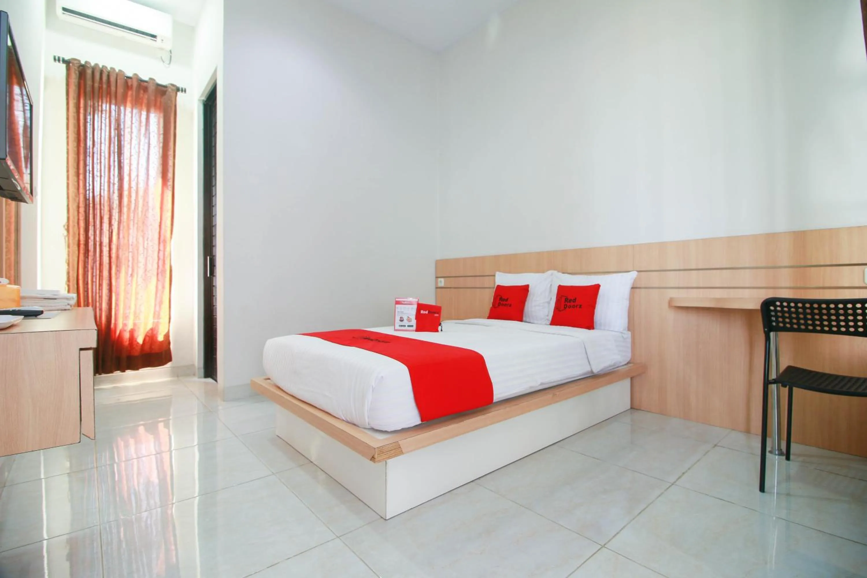 Bedroom, Bed in RedDoorz Syariah near Universitas Jenderal Soedirman