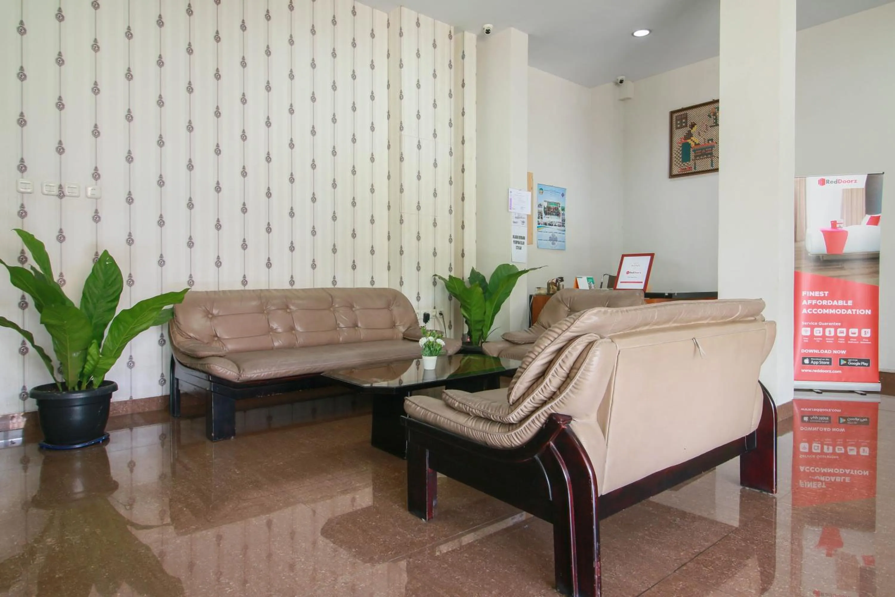 Seating area in RedDoorz Syariah near Universitas Jenderal Soedirman