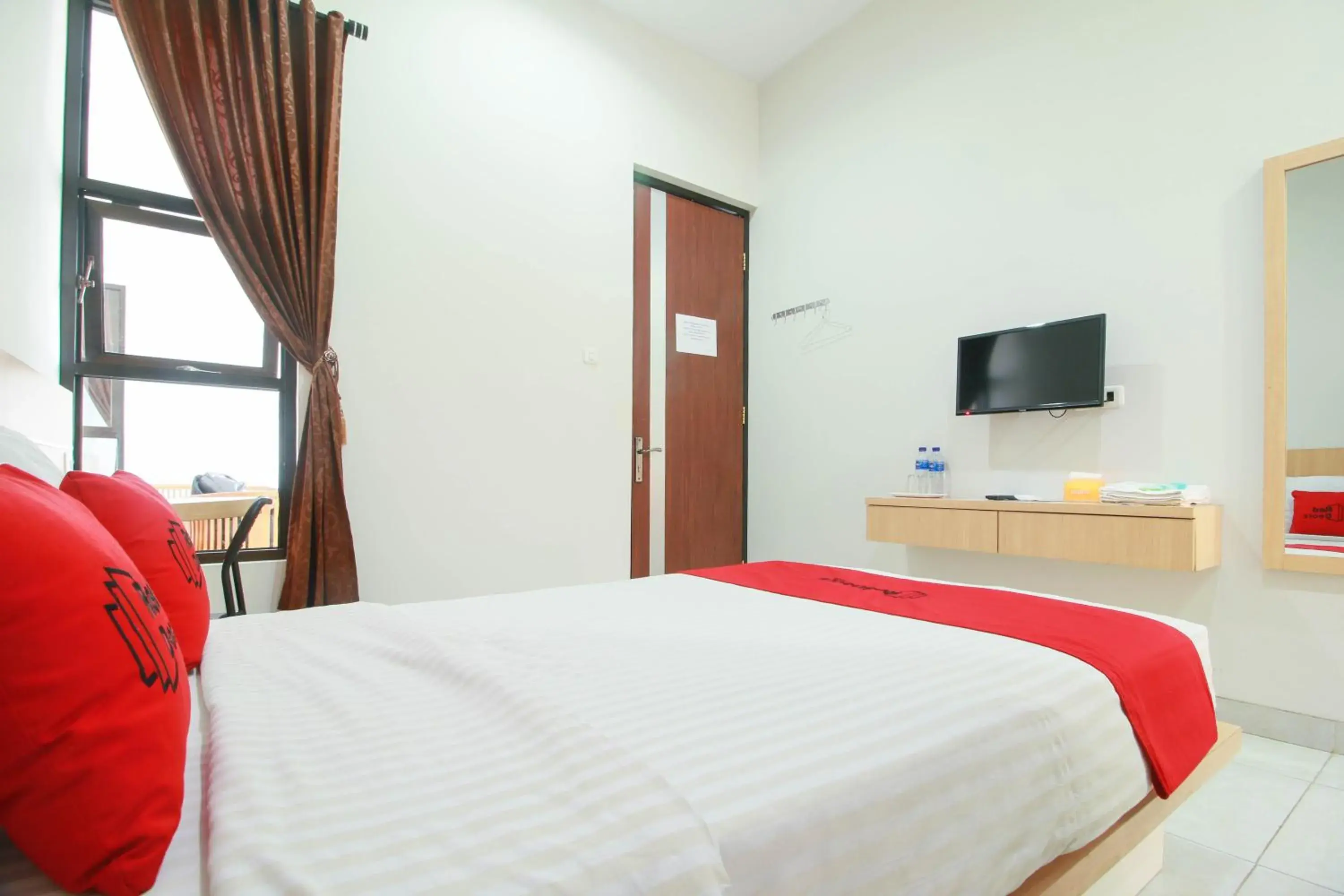 Twin Room in RedDoorz Syariah near Universitas Jenderal Soedirman Twin Room in RedDoorz Syariah near Universitas Jenderal Soedirman