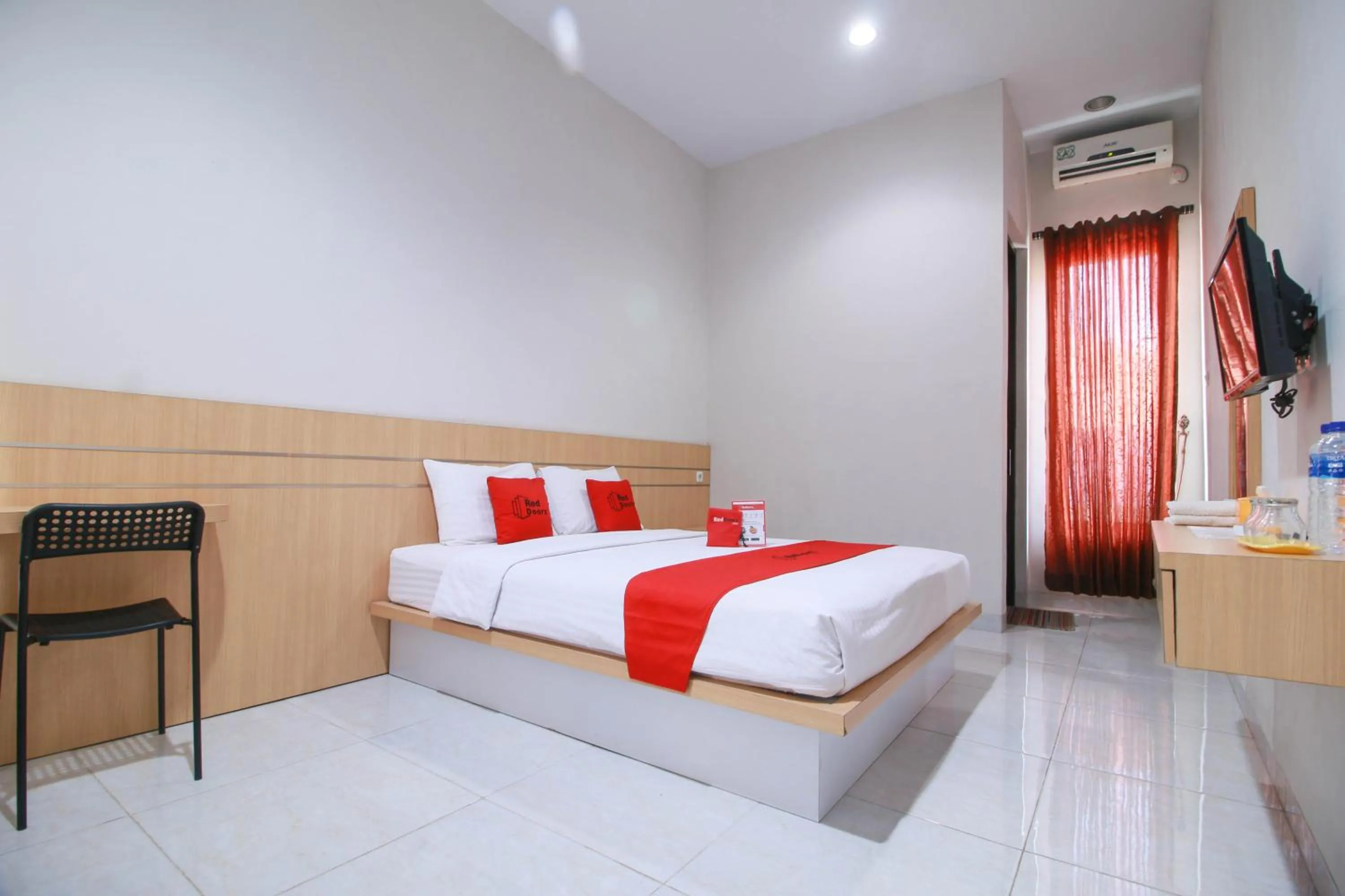 Bedroom, Bed in RedDoorz Syariah near Universitas Jenderal Soedirman