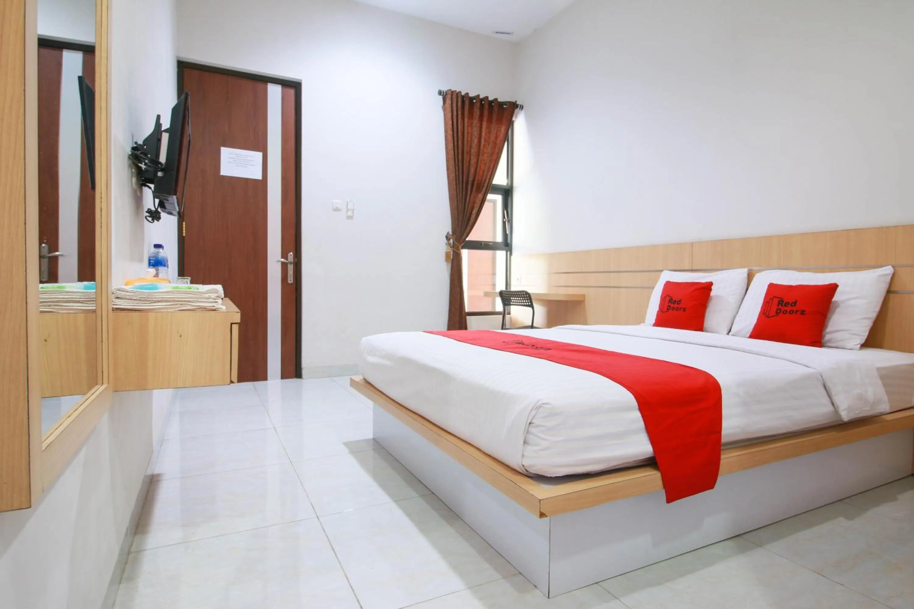 Bedroom, Bed in RedDoorz Syariah near Universitas Jenderal Soedirman