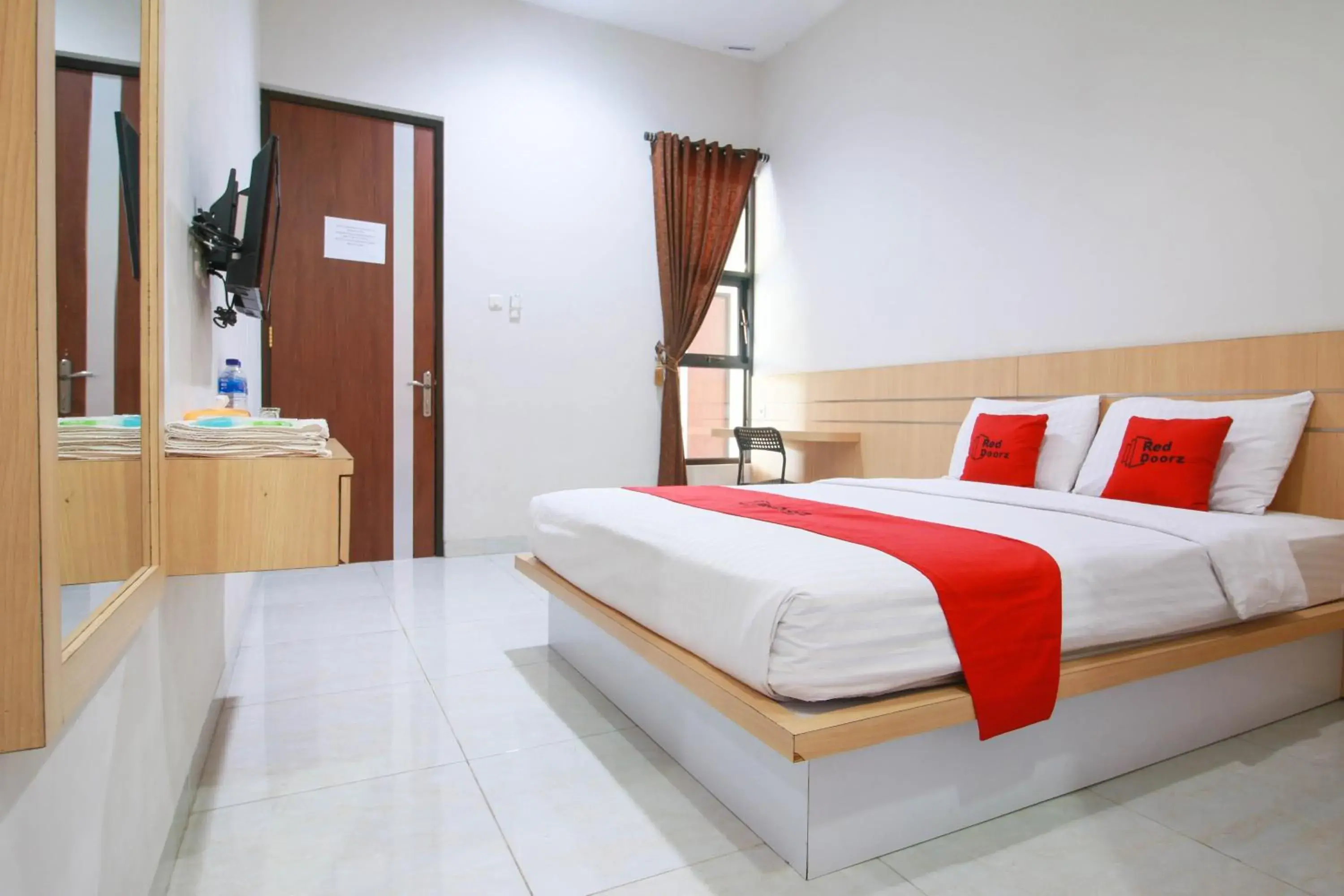 Deluxe Double Room in RedDoorz Syariah near Universitas Jenderal Soedirman Deluxe Double Room in RedDoorz Syariah near Universitas Jenderal Soedirman