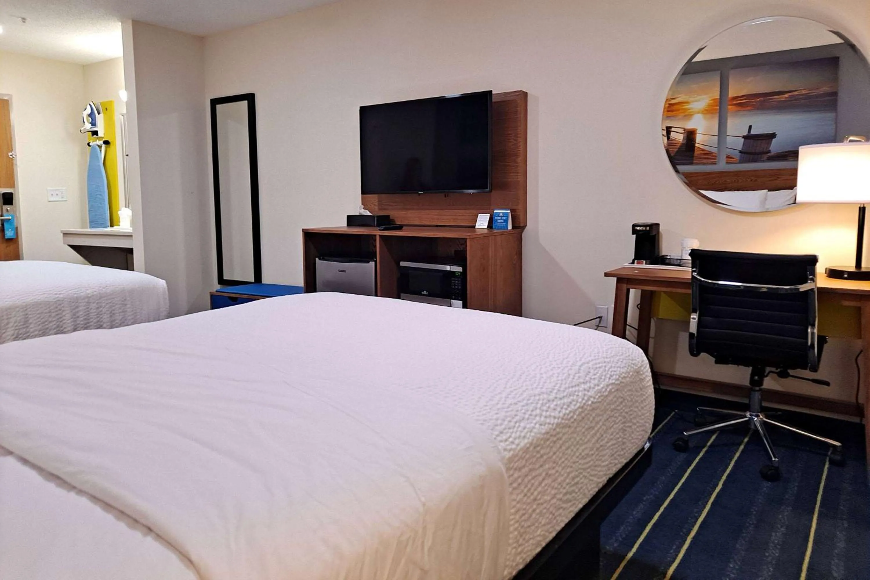 Photo of the whole room, Bed in Days Inn by Wyndham Grayson