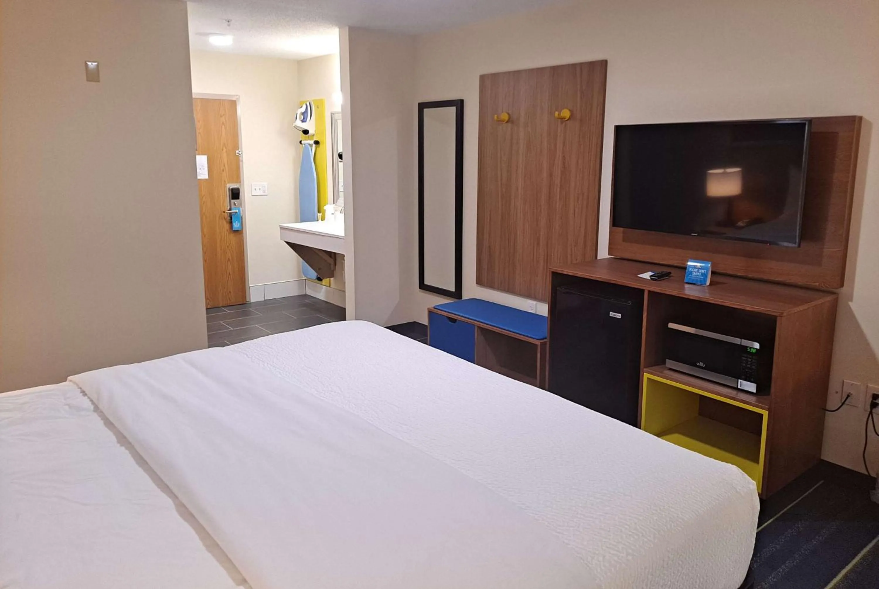 Photo of the whole room, Bed in Days Inn by Wyndham Grayson