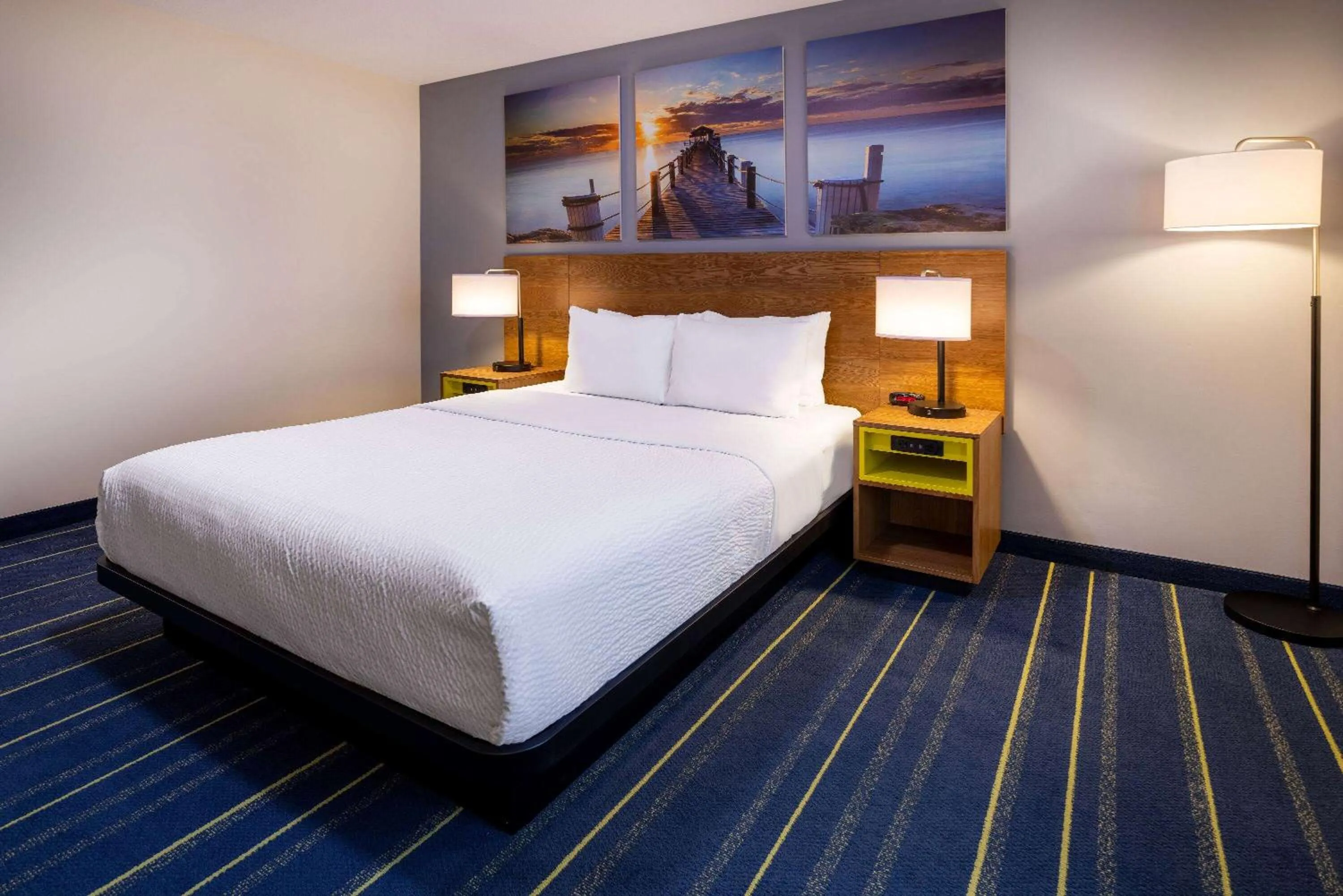 Photo of the whole room, Bed in Days Inn by Wyndham Grayson