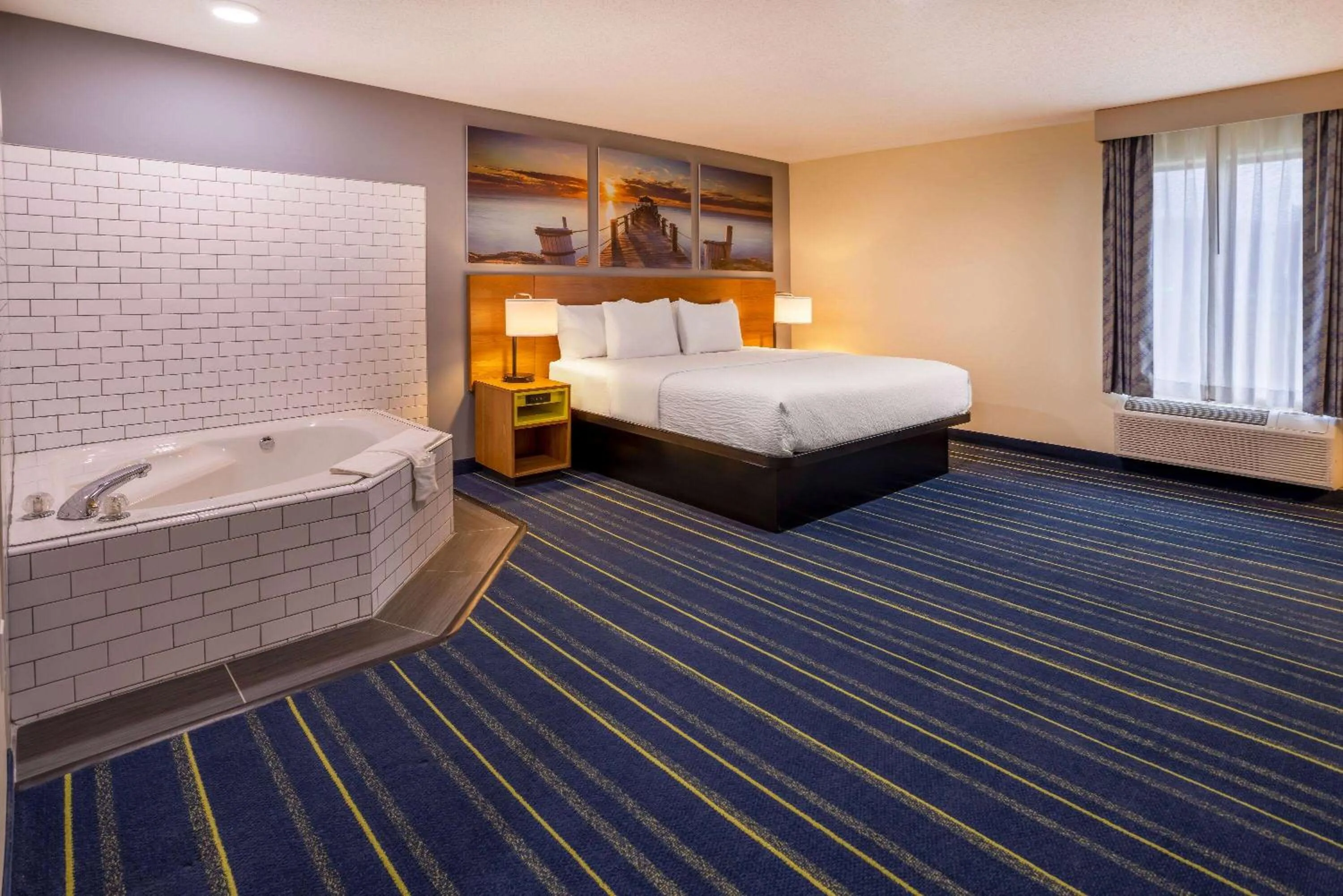 Photo of the whole room, Bed in Days Inn by Wyndham Grayson