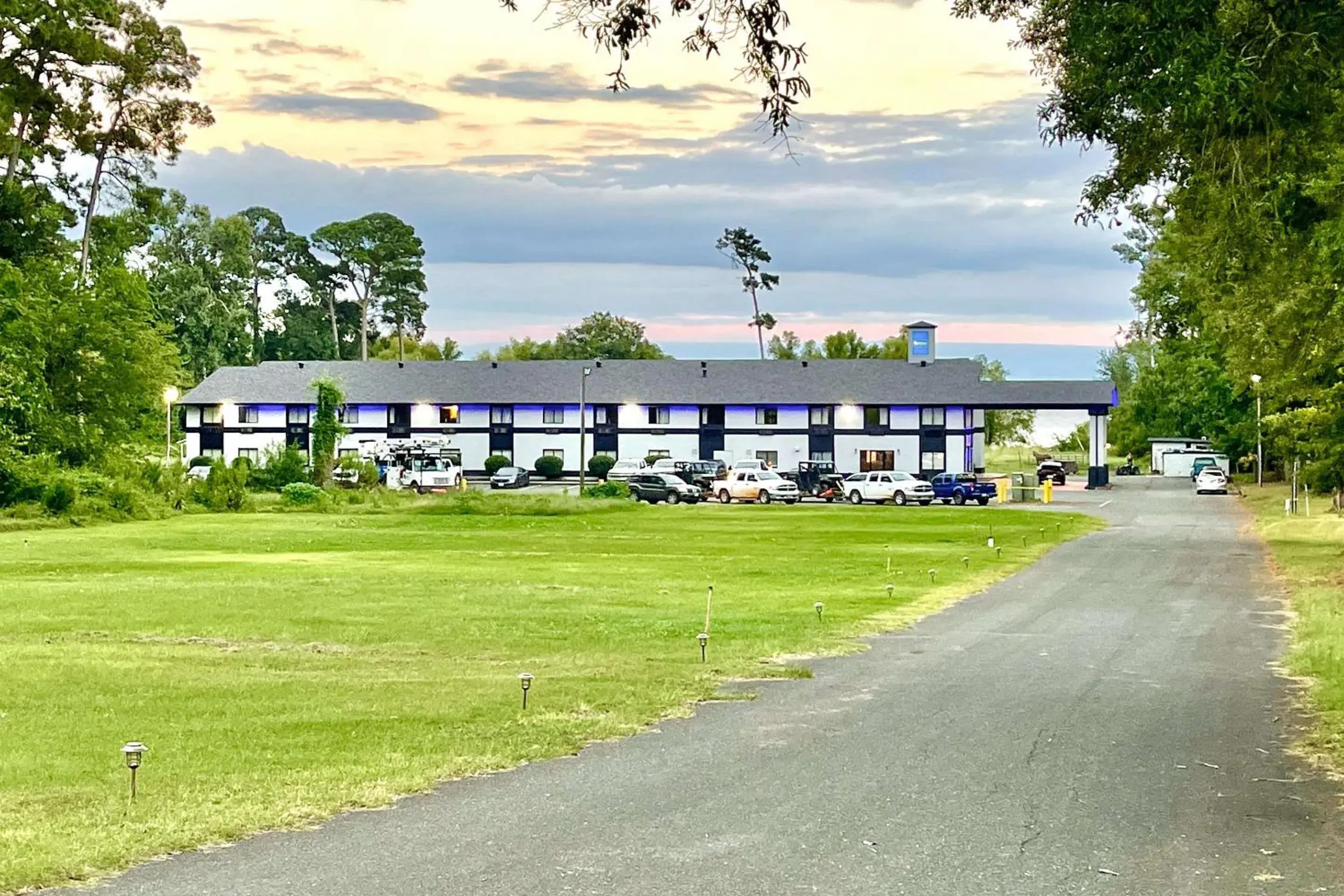 Rodeway Inn & Suites Rodeway Inn & Suites