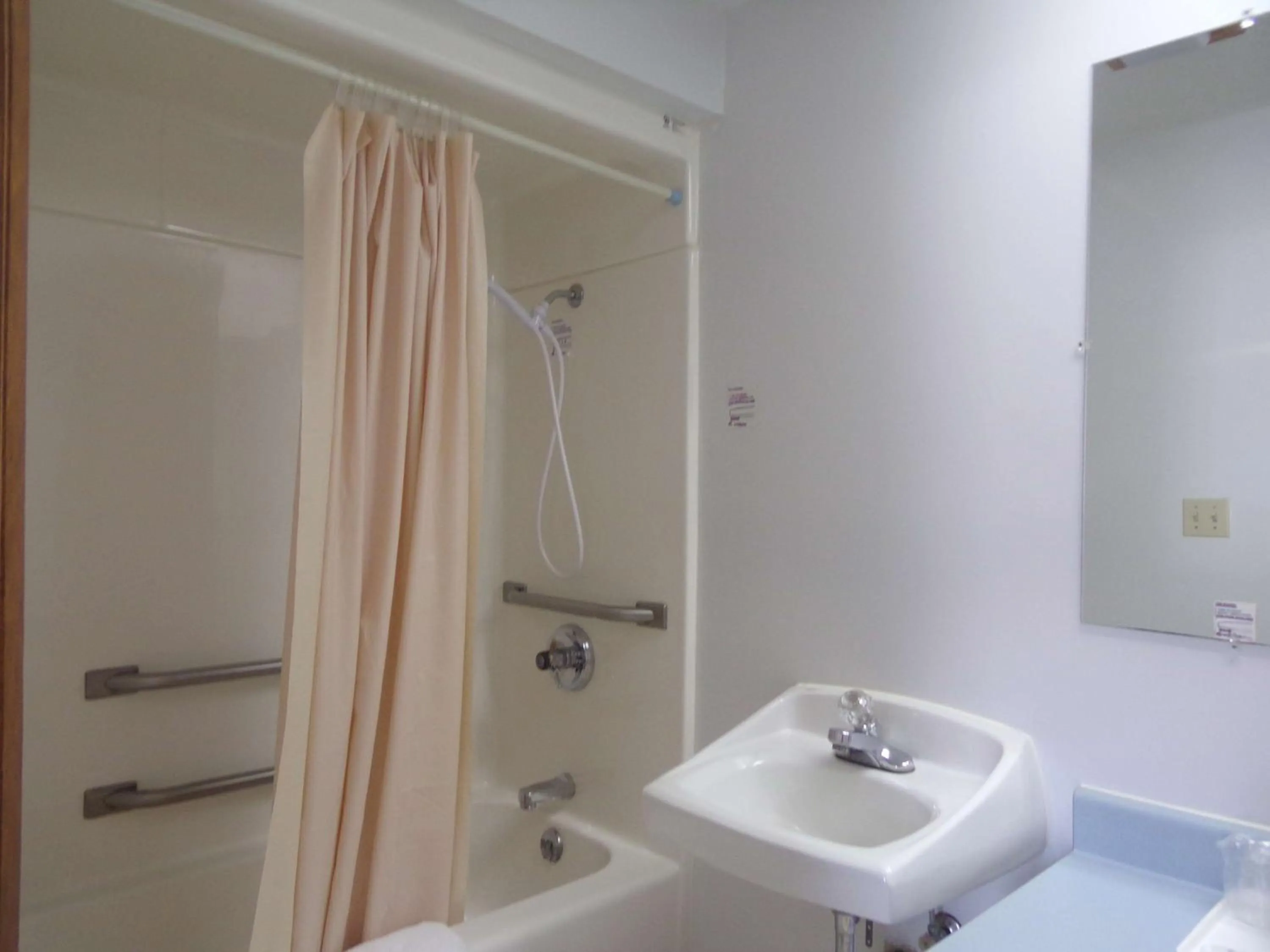 Photo of the whole room in Huggy Bear Motel - Warren