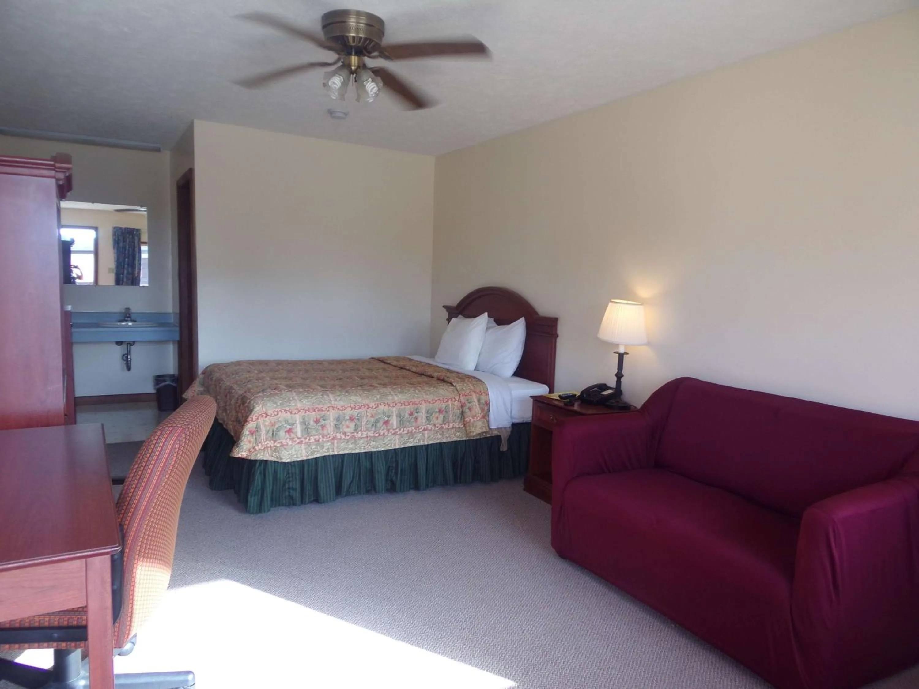Photo of the whole room, Bed in Huggy Bear Motel - Warren