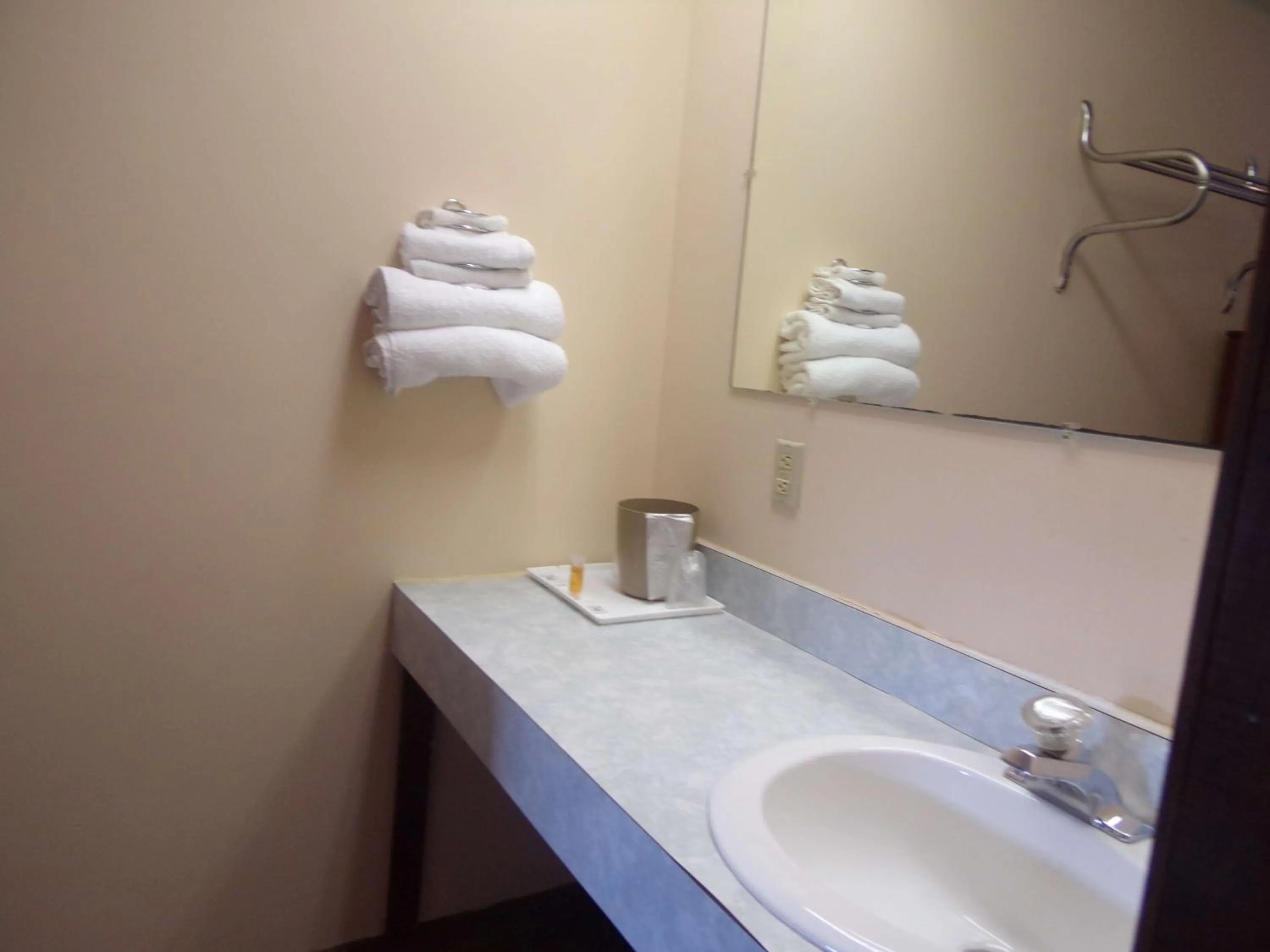 Photo of the whole room in Huggy Bear Motel - Warren