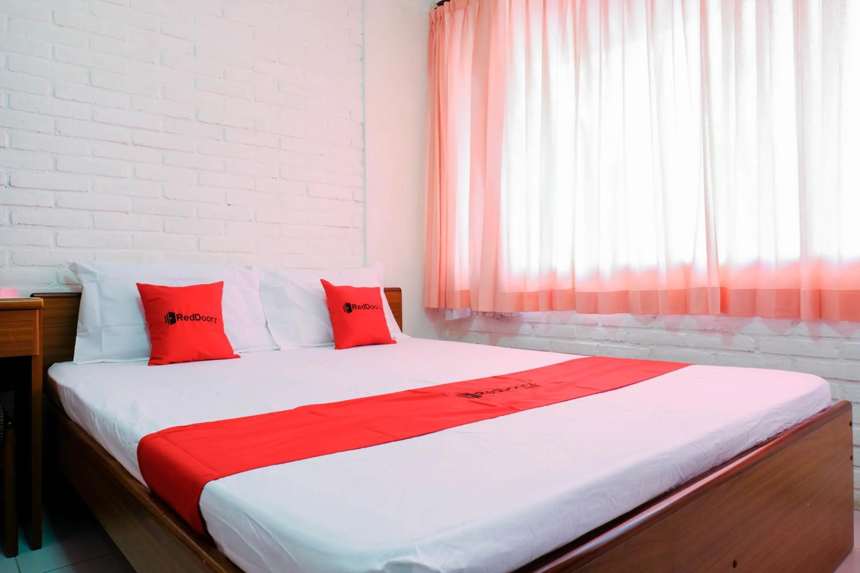 Bedroom, Bed in RedDoorz Syariah near Kopeng Treetop Adventure