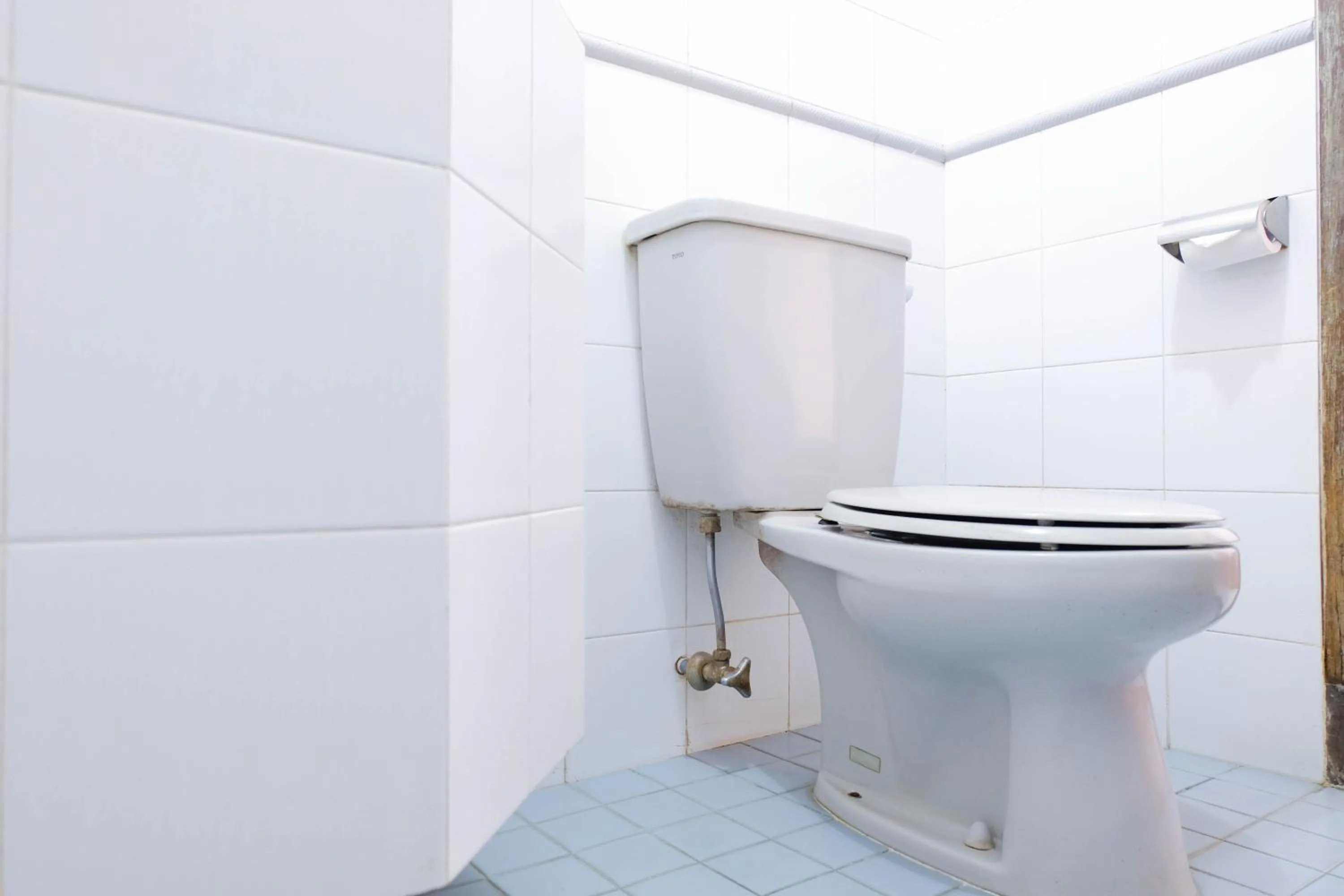 Bathroom in RedDoorz Syariah near Kopeng Treetop Adventure