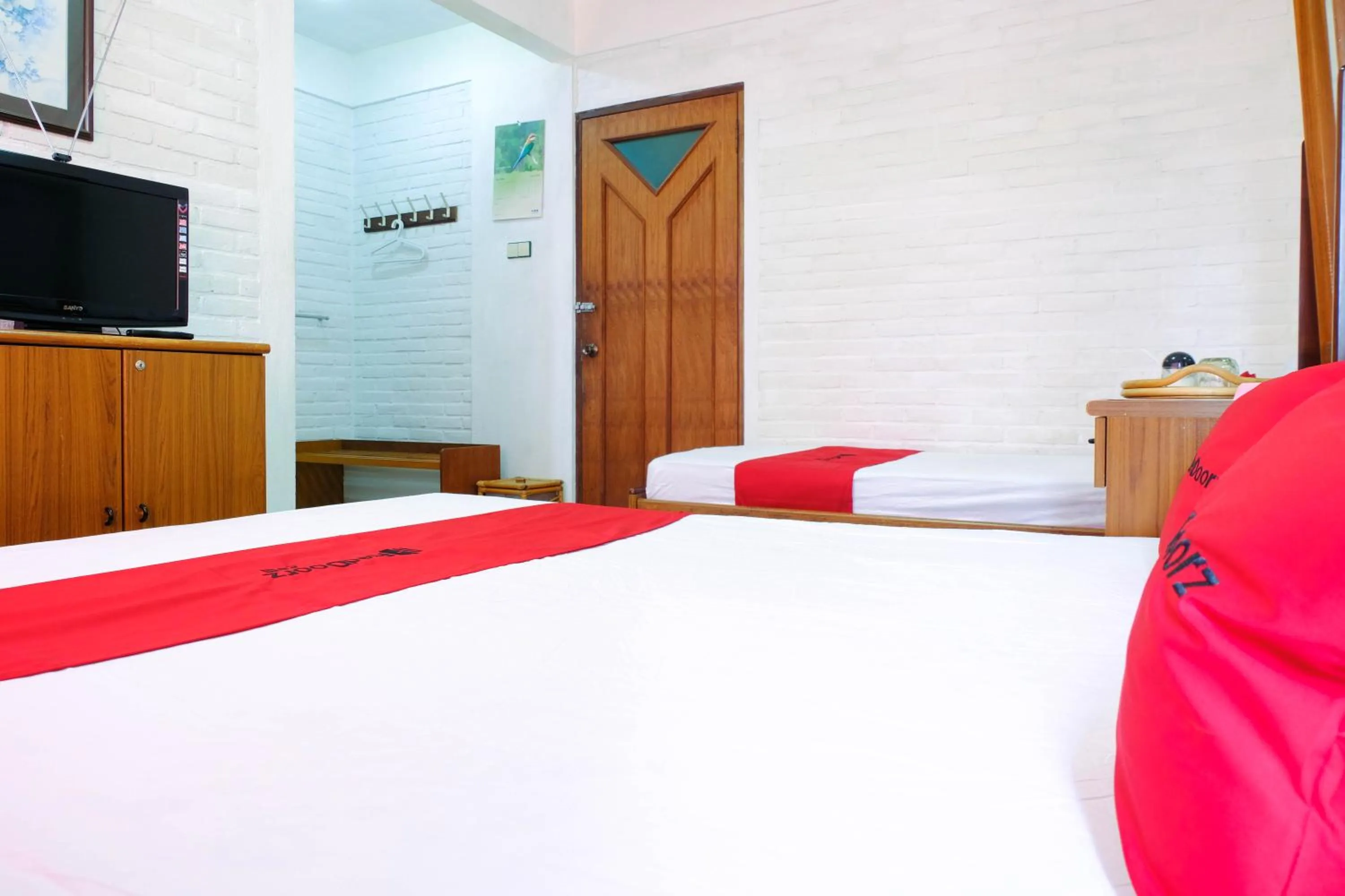 Bed in RedDoorz Syariah near Kopeng Treetop Adventure