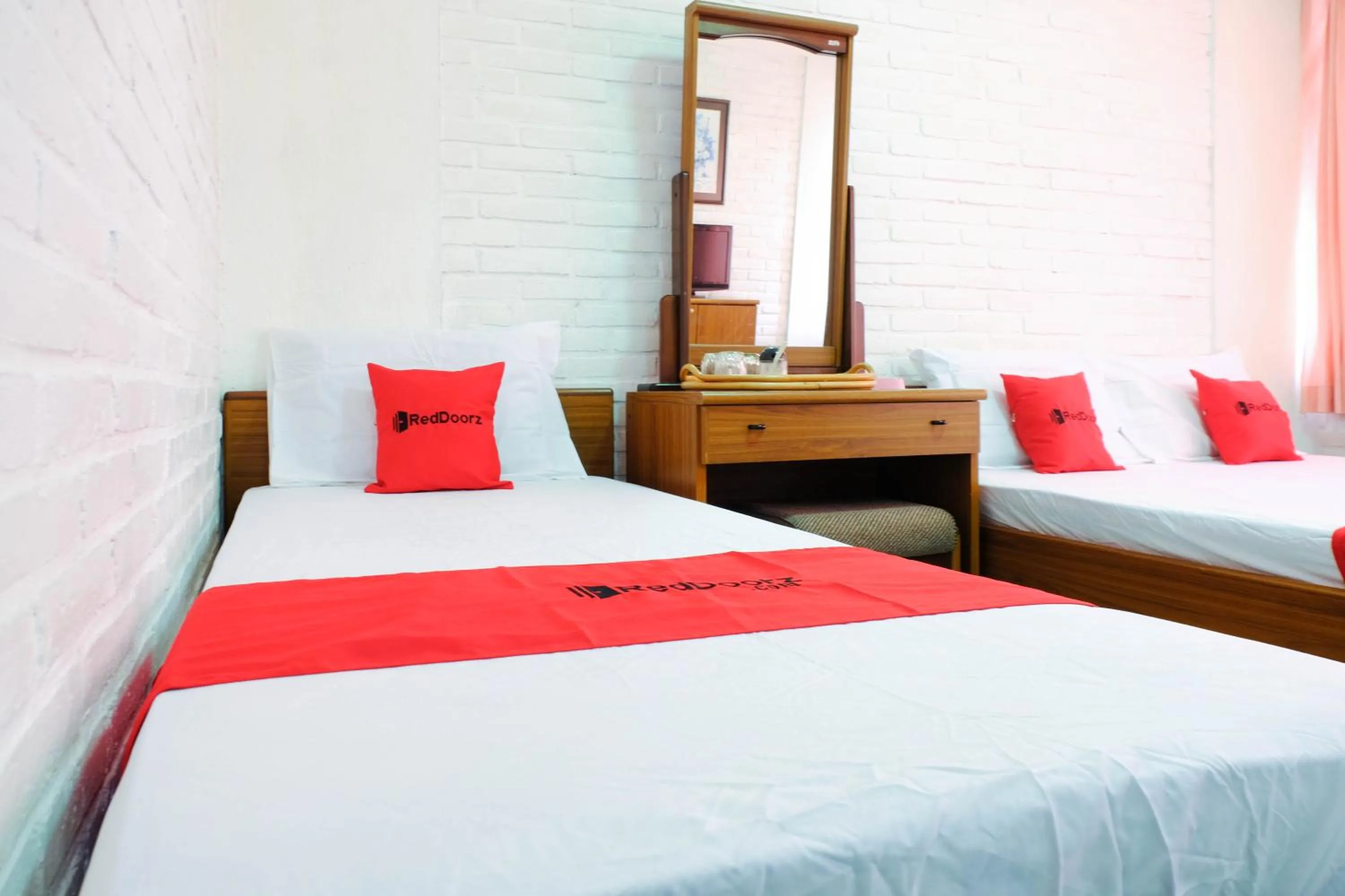 Bed in RedDoorz Syariah near Kopeng Treetop Adventure